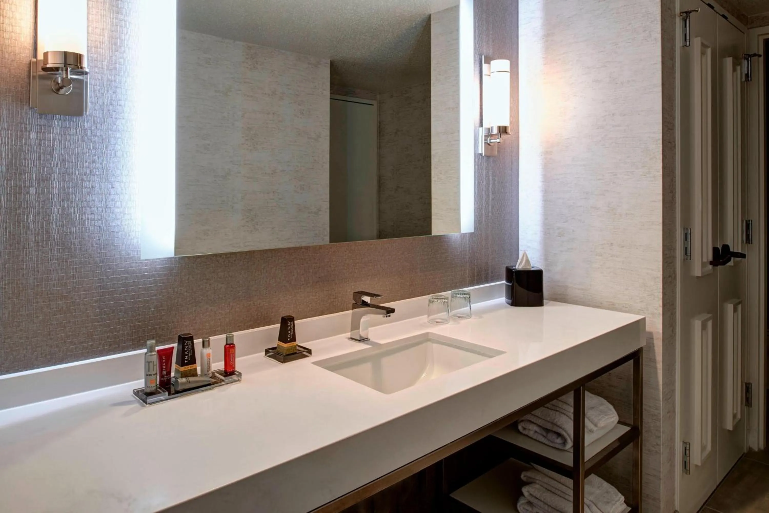 Bathroom in Auburn Hills Marriott Pontiac