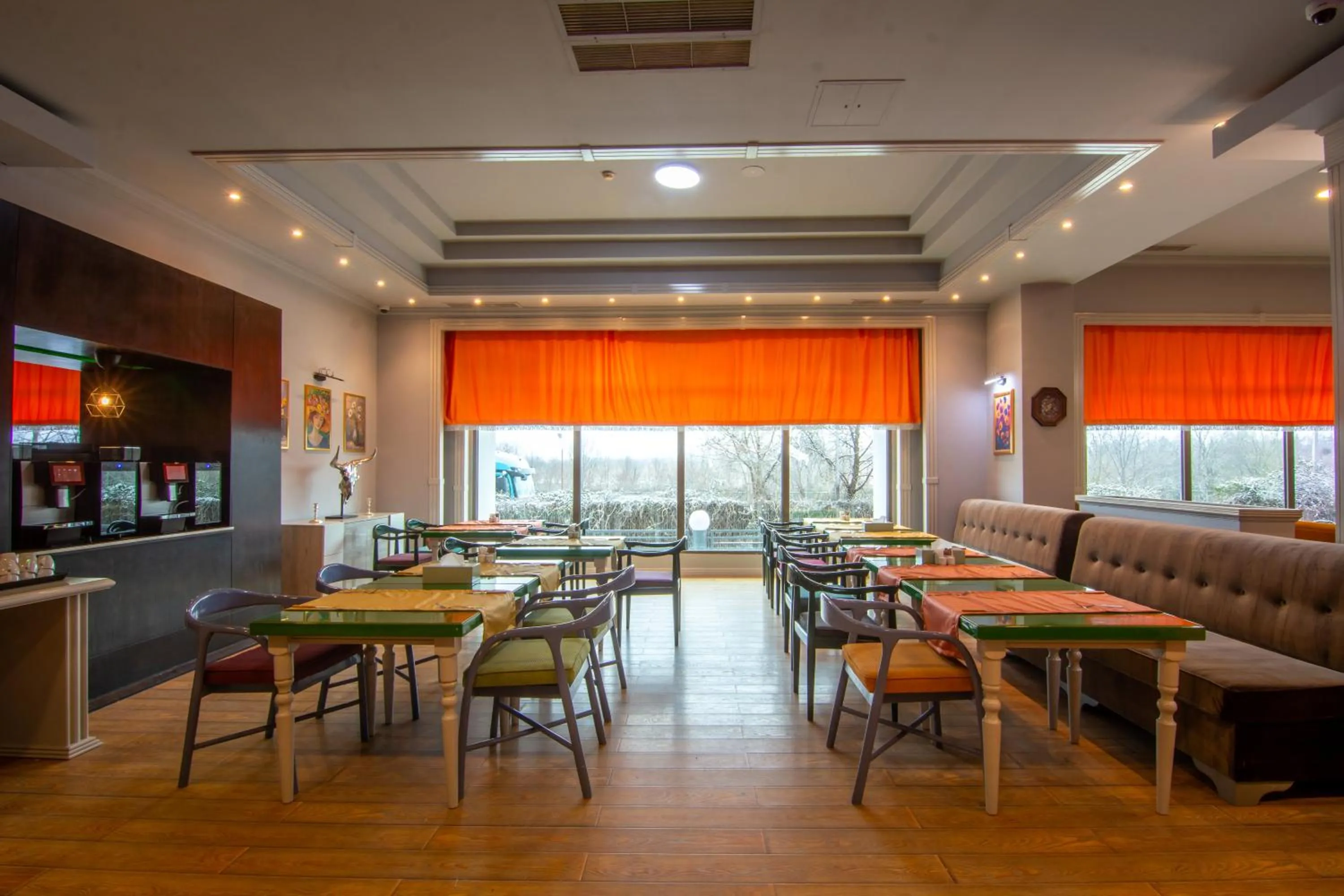 Restaurant/places to eat in Phoenicia Express Hotel