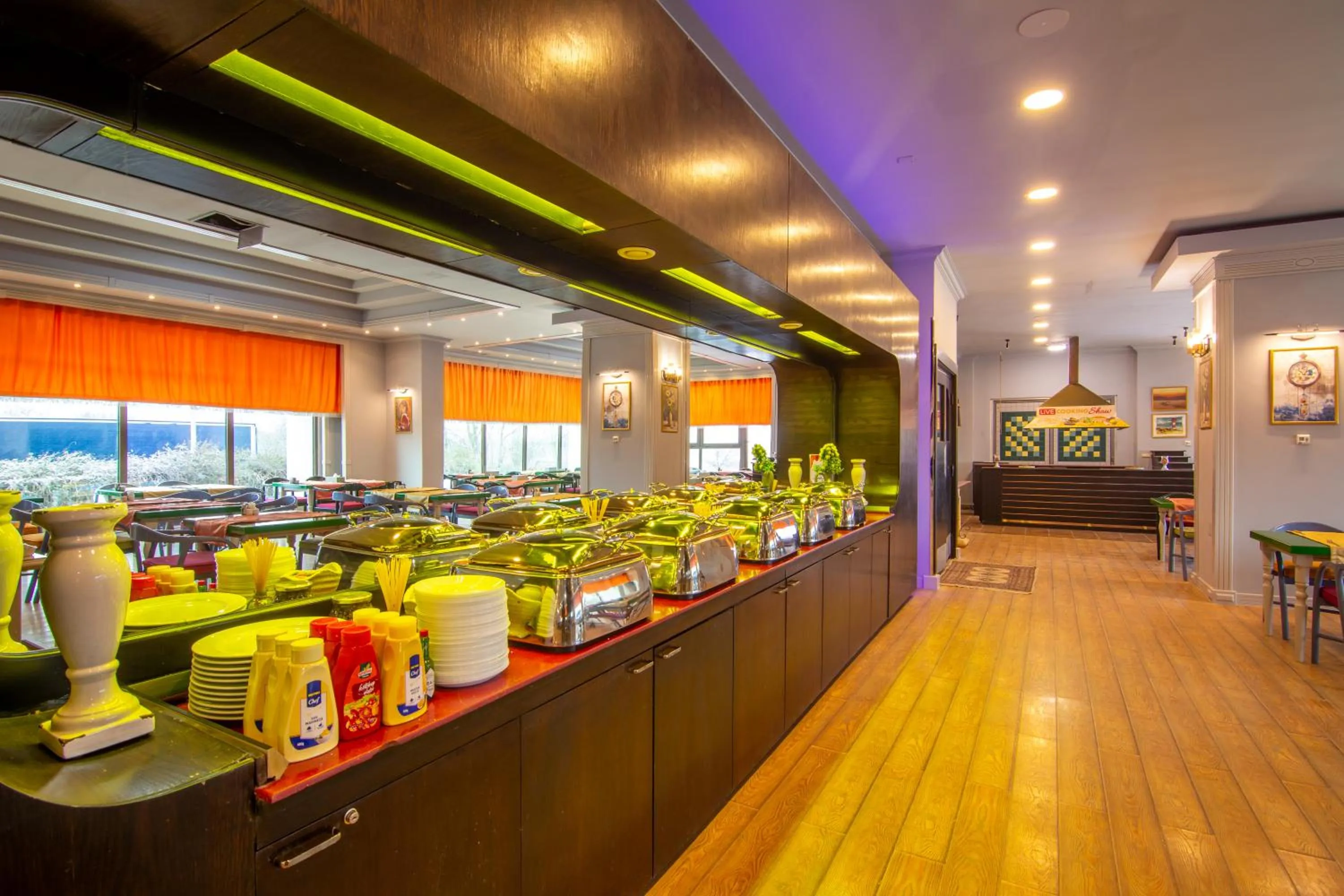 Restaurant/places to eat in Phoenicia Express Hotel