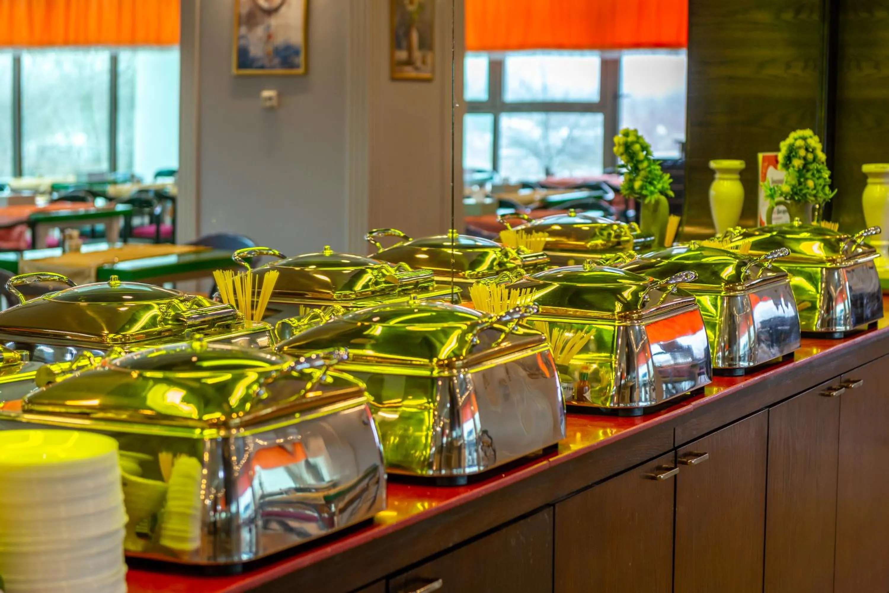 Restaurant/places to eat in Phoenicia Express Hotel