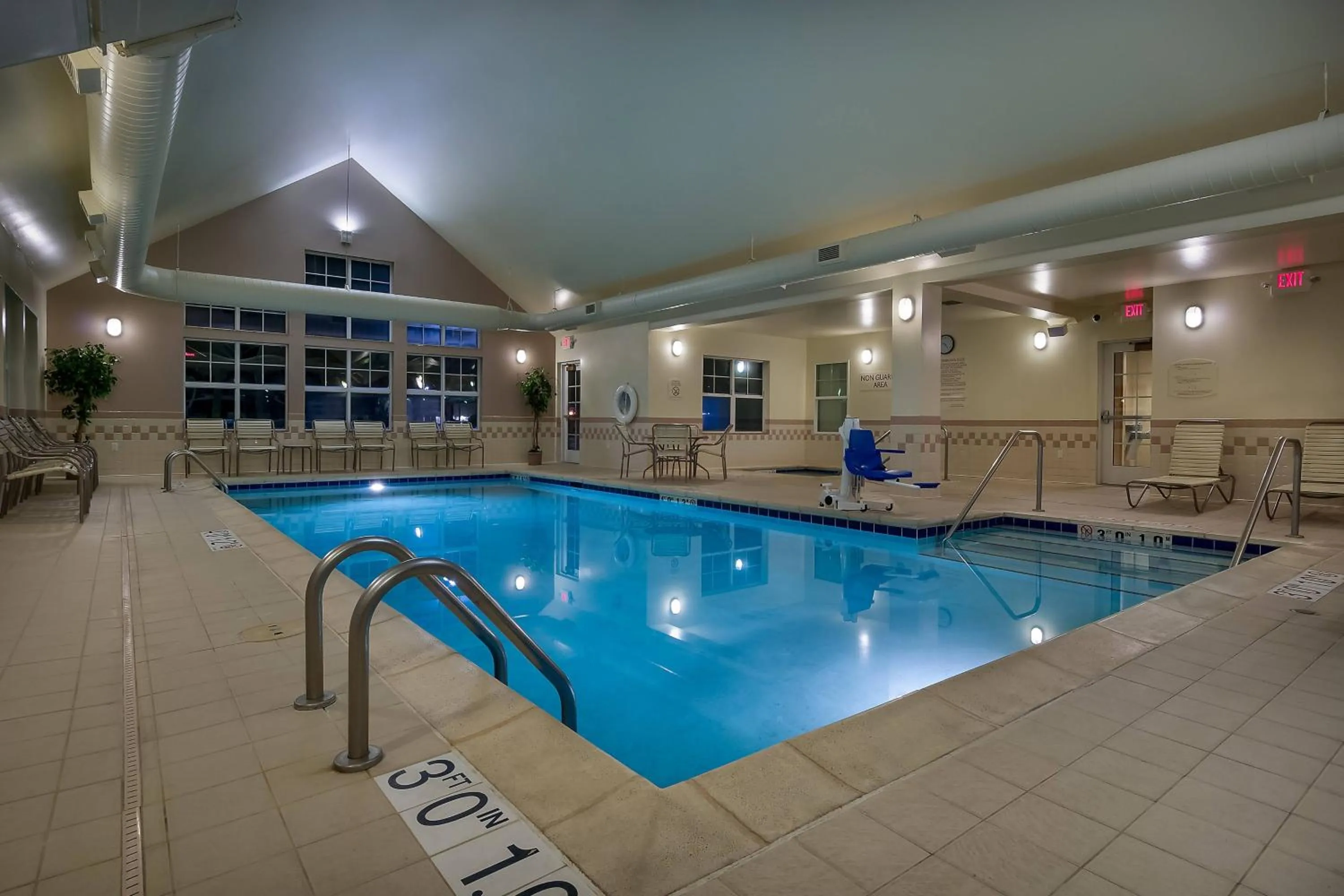 Swimming pool in Residence Inn by Marriott Madison West/Middleton