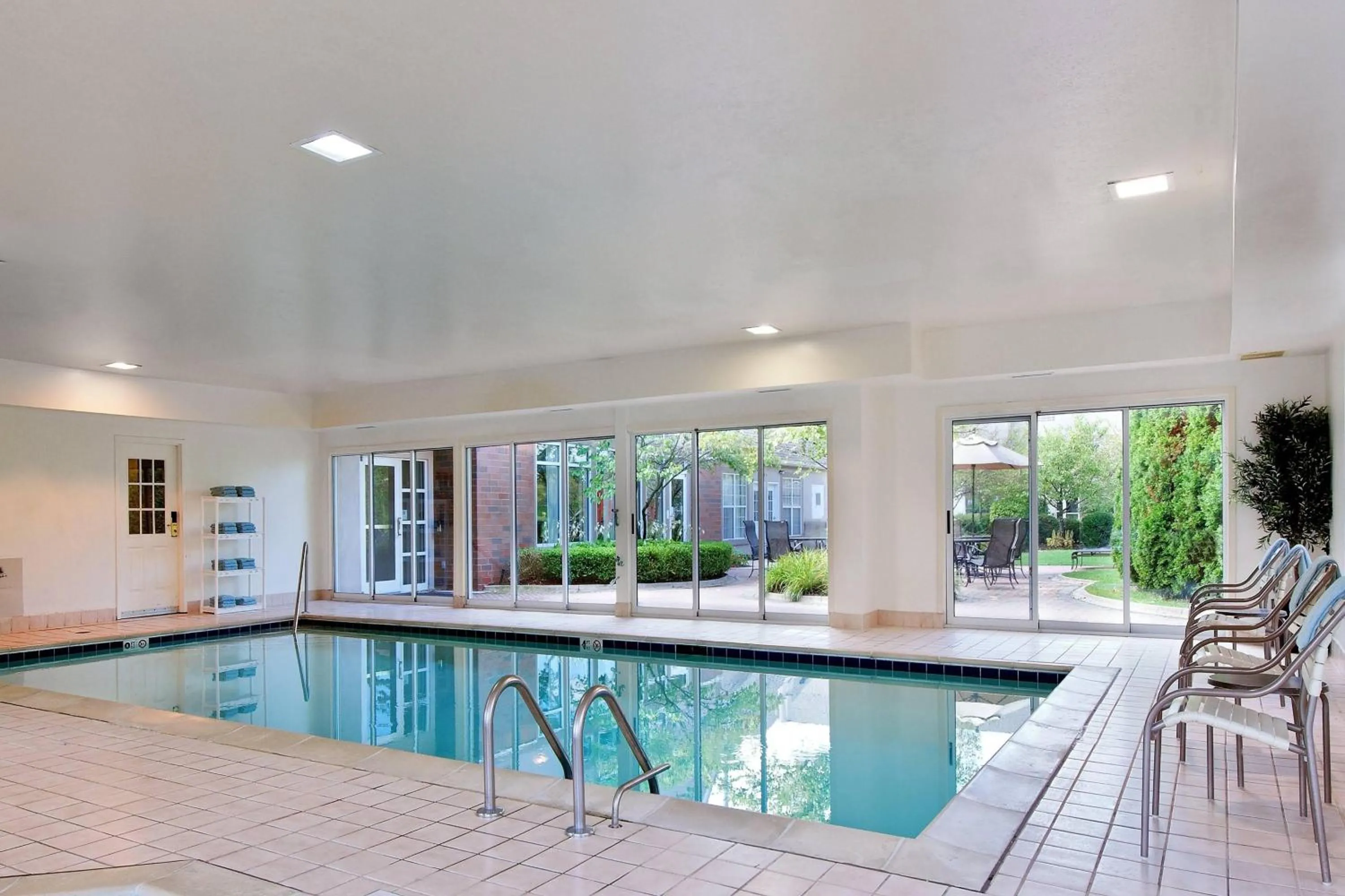 Swimming pool in Residence Inn Detroit / Auburn Hills
