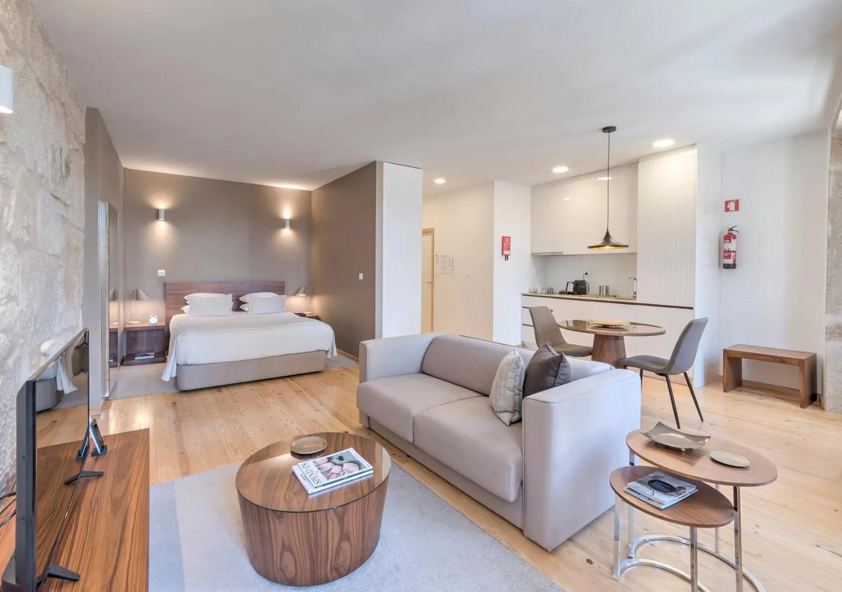 Photo of the whole room, Bed in Oporto Street Sá de Noronha