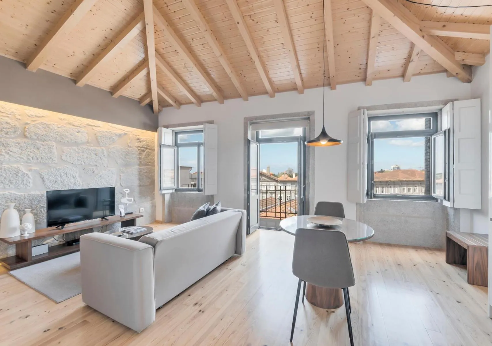 TV and multimedia in Oporto Street Sá de Noronha