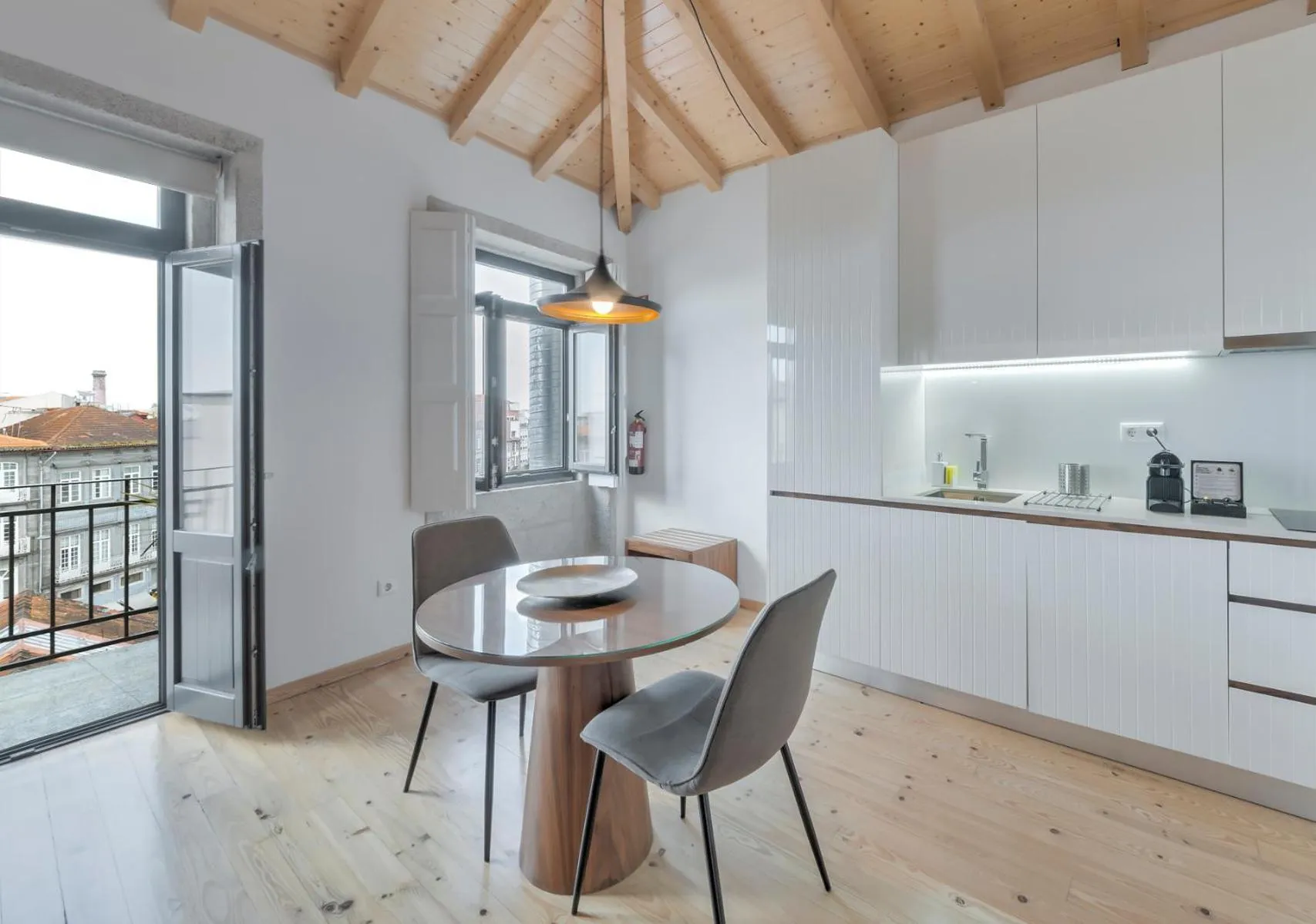 Coffee/tea facilities in Oporto Street Sá de Noronha