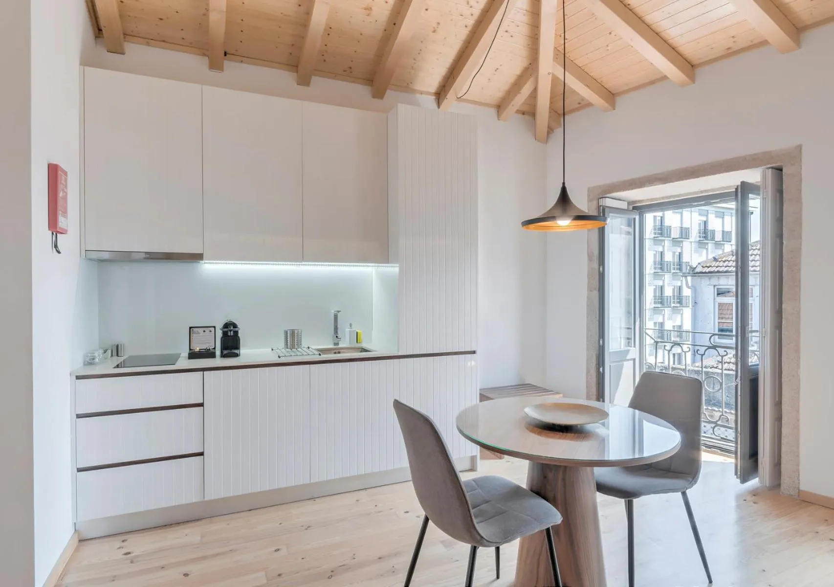 Coffee/tea facilities in Oporto Street Sá de Noronha