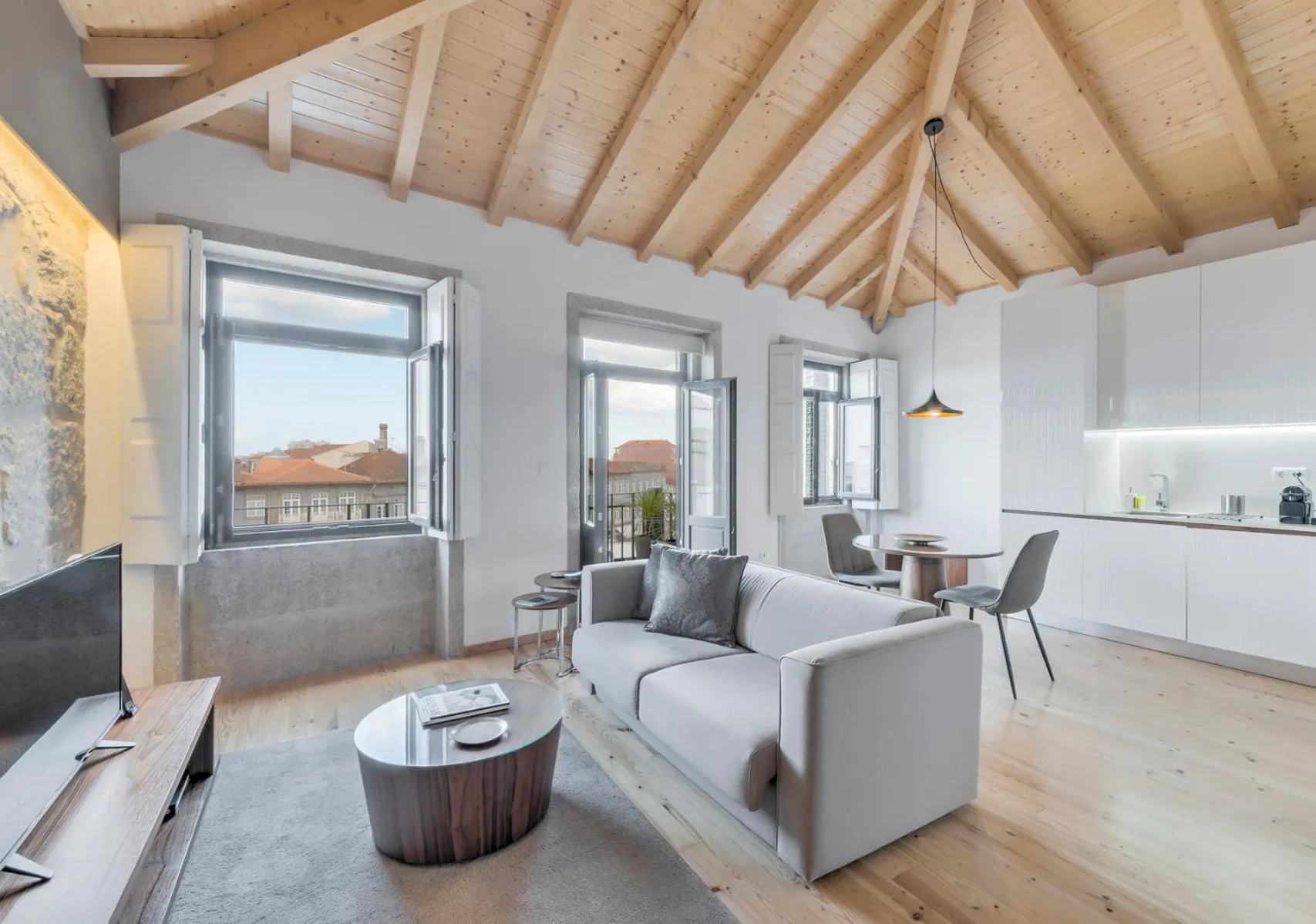 TV and multimedia in Oporto Street Sá de Noronha