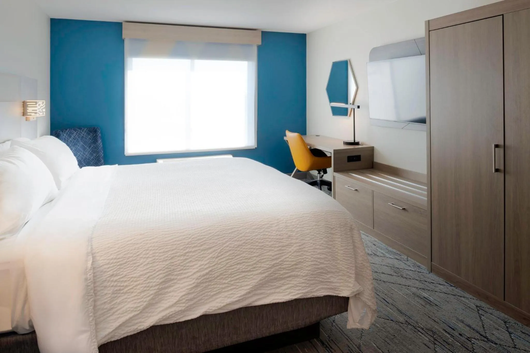 Photo of the whole room, Bed in Holiday Inn Express Hotel & Suites Fort Atkinson by IHG