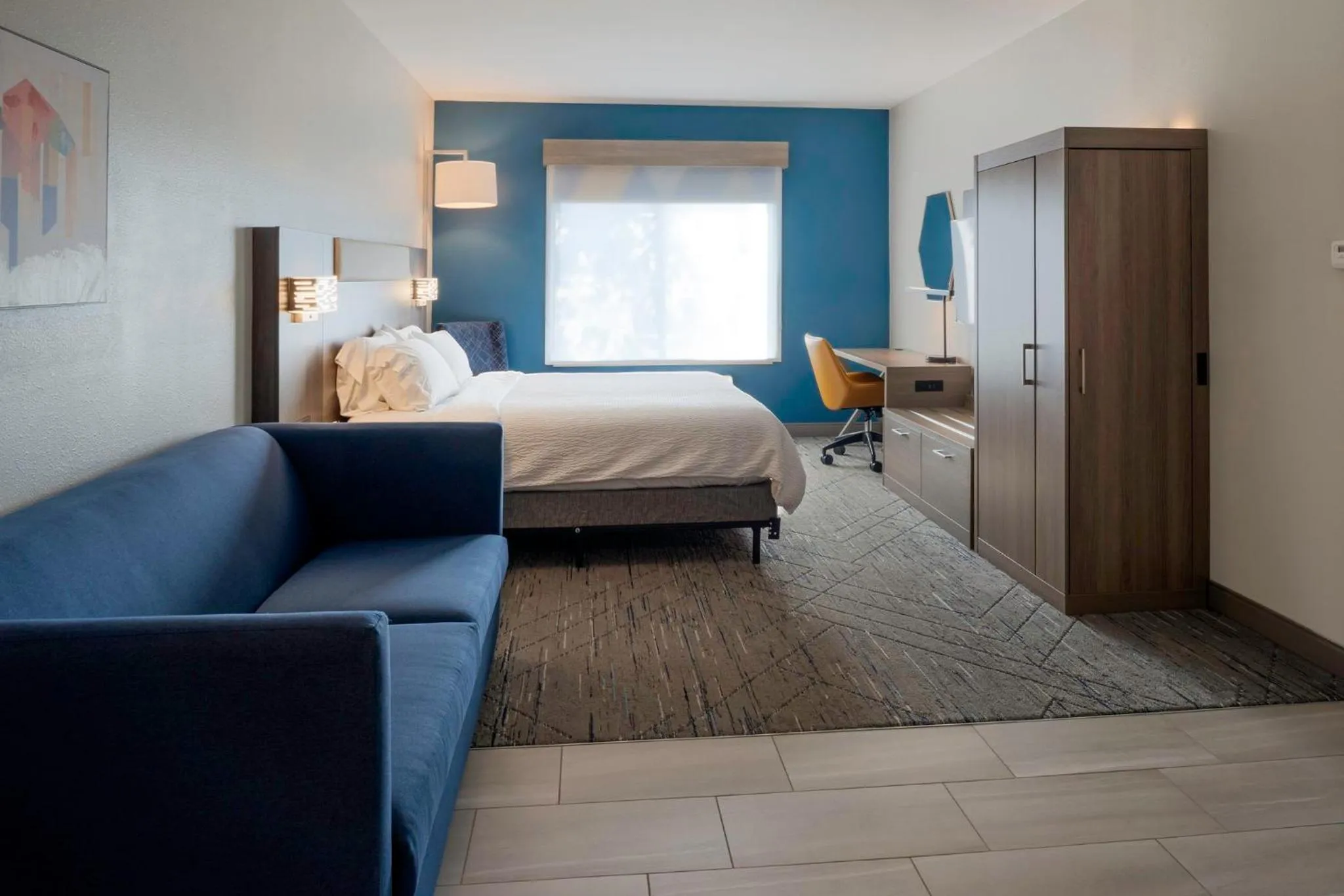 Photo of the whole room, Bed in Holiday Inn Express Hotel & Suites Fort Atkinson by IHG