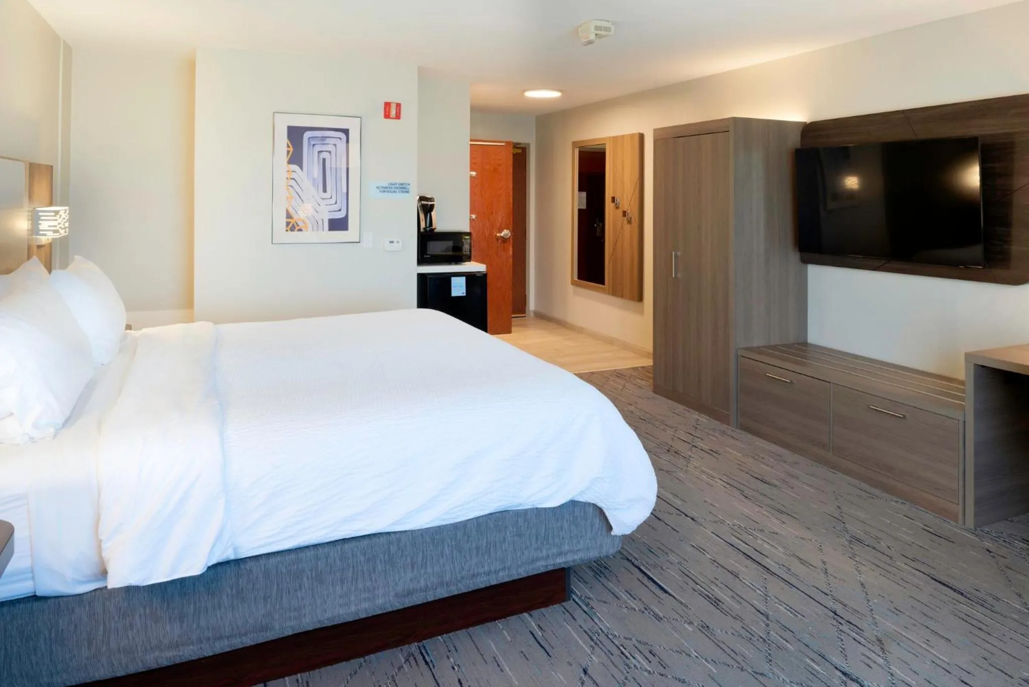 Photo of the whole room, Bed in Holiday Inn Express Hotel & Suites Fort Atkinson by IHG