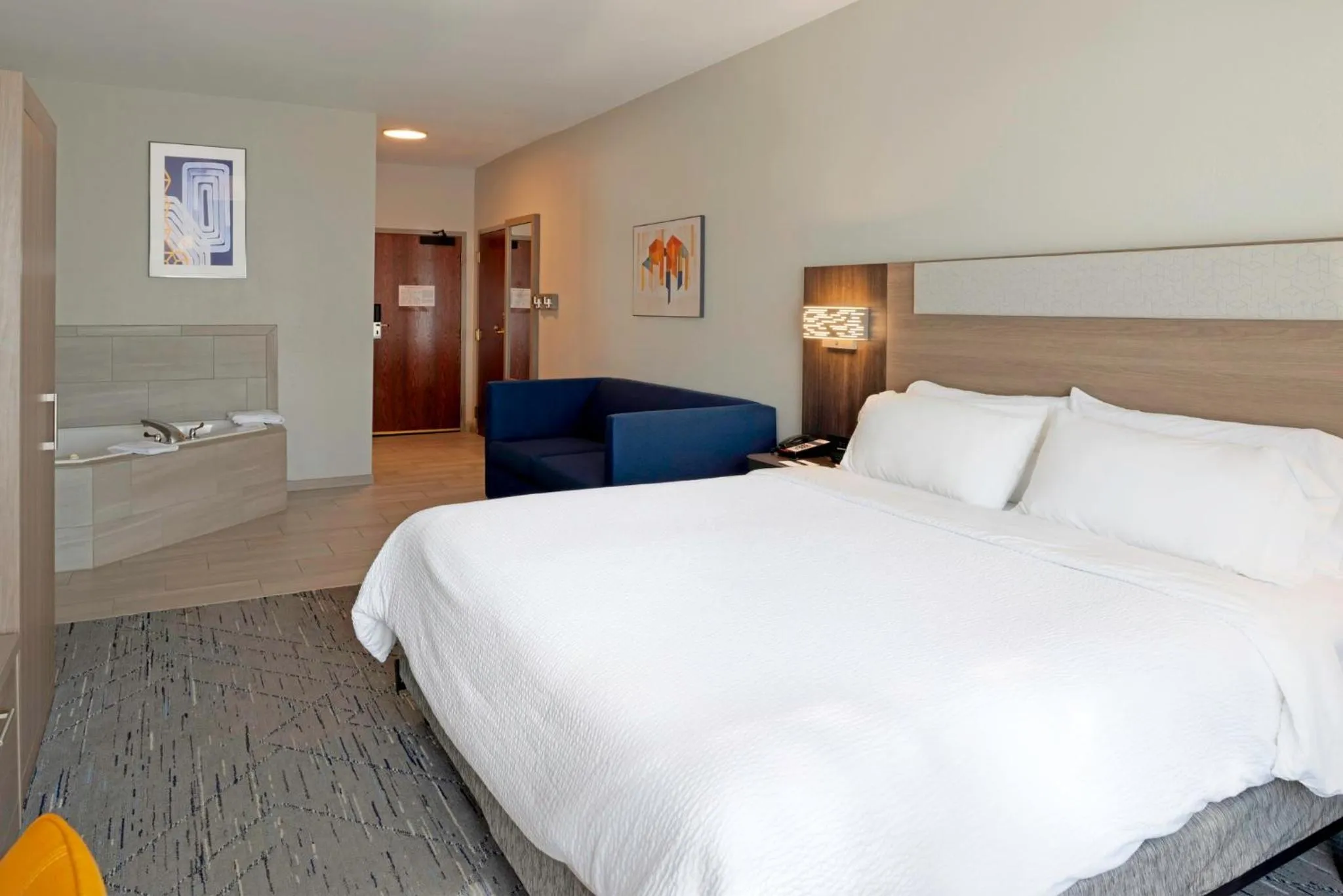 Photo of the whole room, Bed in Holiday Inn Express Hotel & Suites Fort Atkinson by IHG