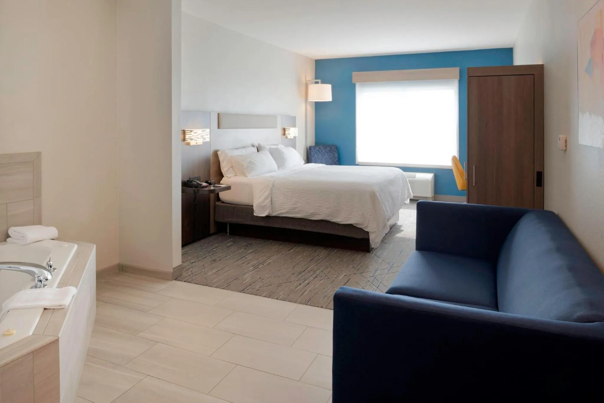Photo of the whole room, Bed in Holiday Inn Express Hotel & Suites Fort Atkinson by IHG
