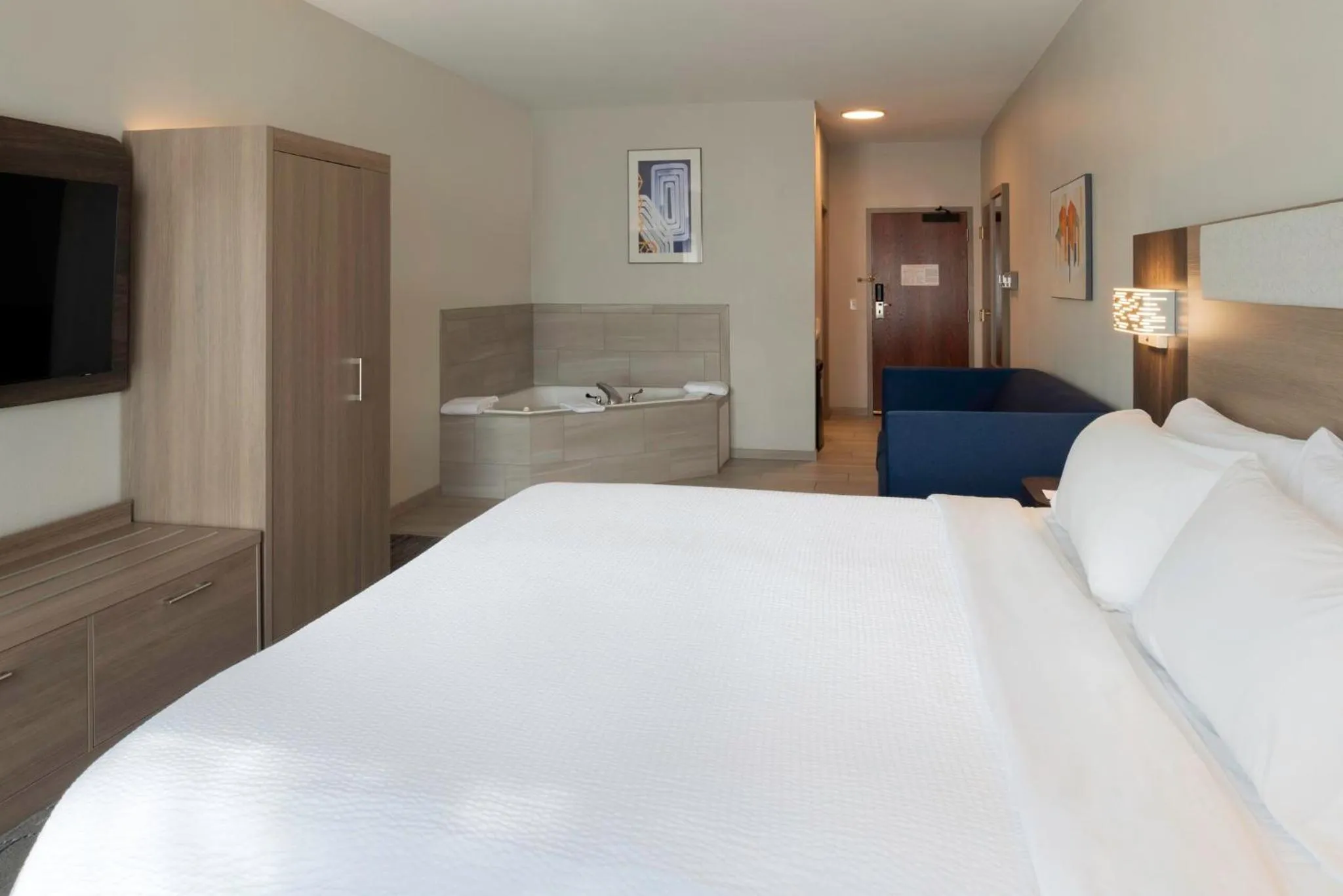 Photo of the whole room, Bed in Holiday Inn Express Hotel & Suites Fort Atkinson by IHG