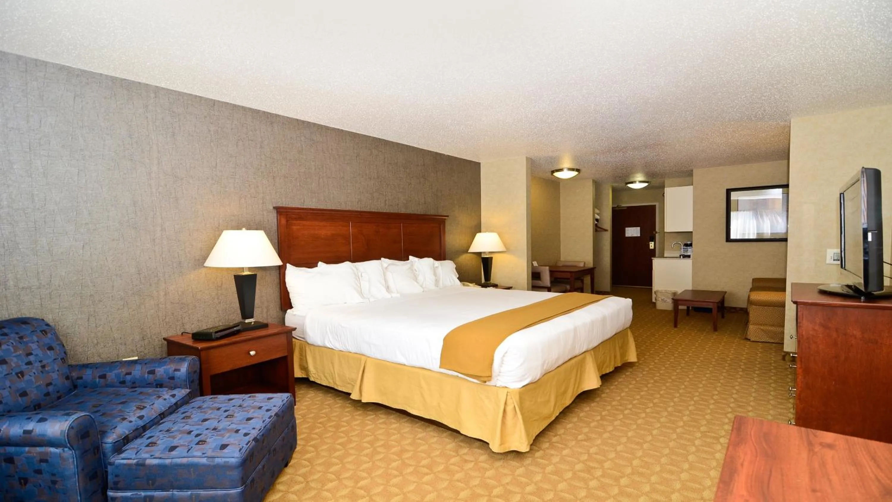 Bedroom, Bed in Holiday Inn Express Hotel & Suites Fort Atkinson by IHG