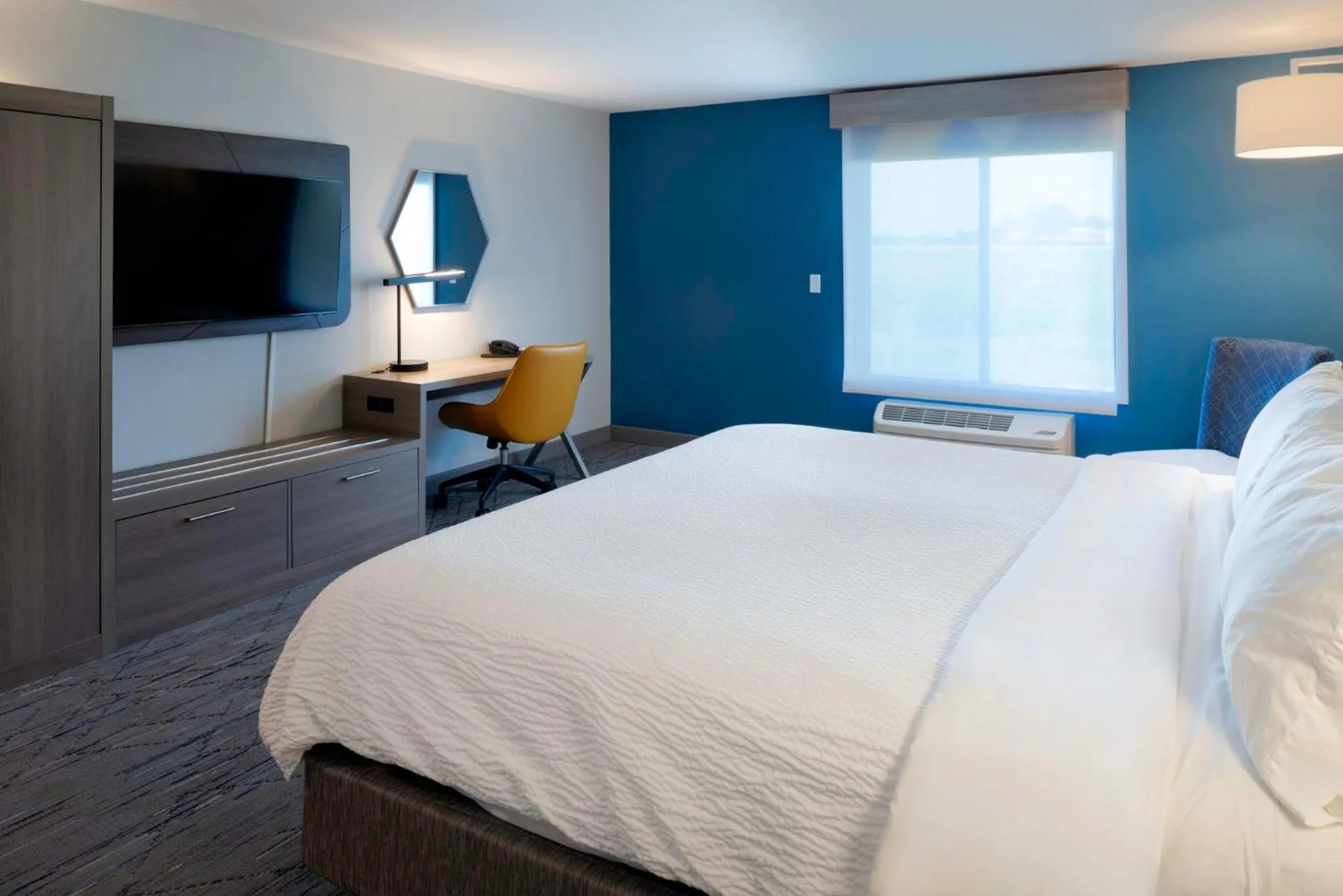 Photo of the whole room, Bed in Holiday Inn Express Hotel & Suites Fort Atkinson by IHG