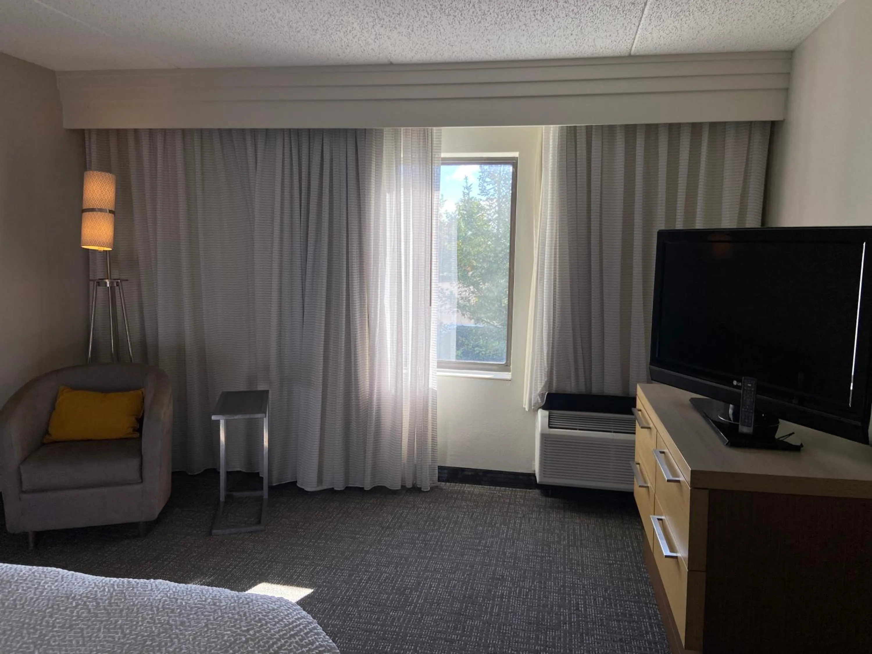 Bedroom, Bed in Courtyard Detroit Brighton