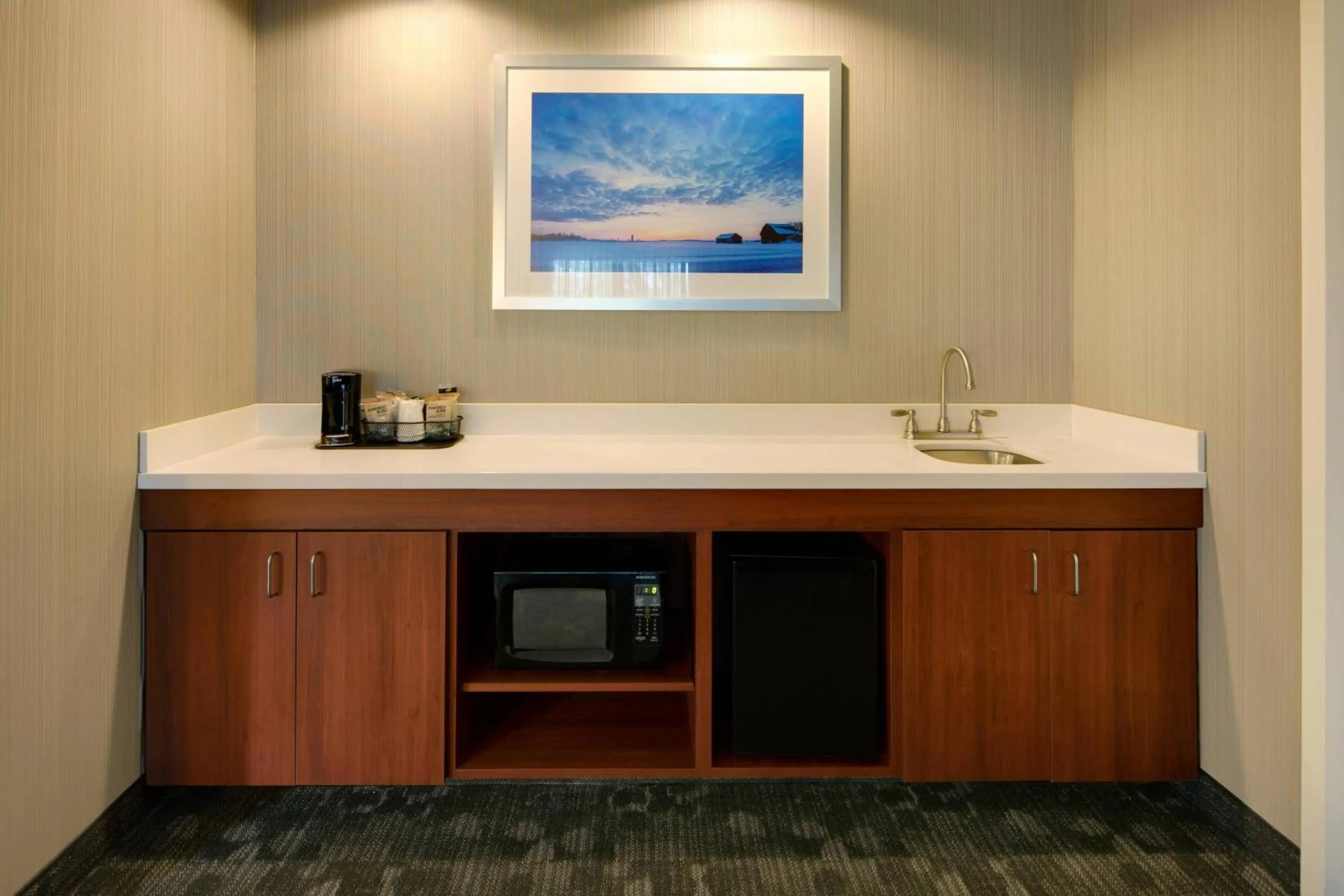 Kitchen or kitchenette in Courtyard Grand Rapids Airport