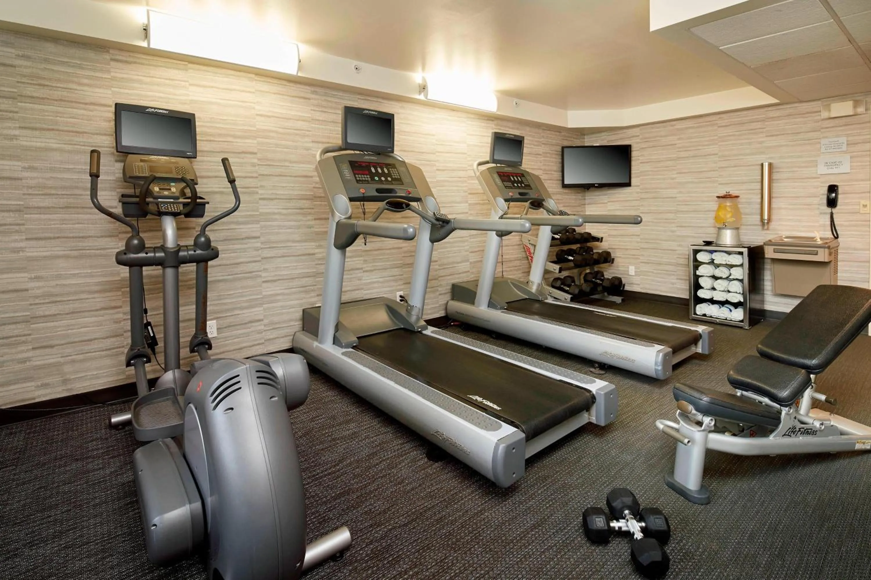 Fitness centre/facilities in Courtyard by Marriott Lansing
