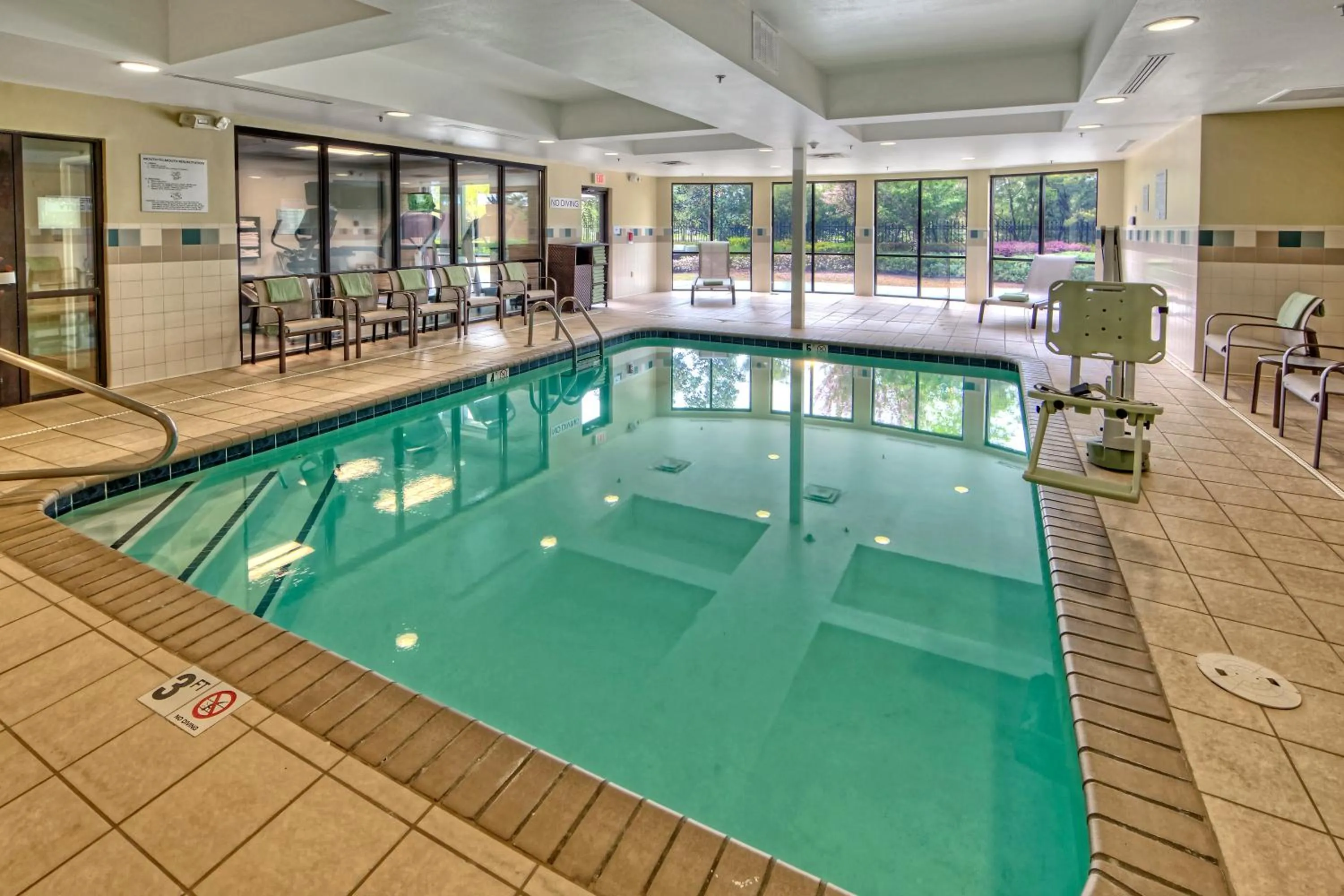Swimming pool in Courtyard by Marriott Memphis Southaven