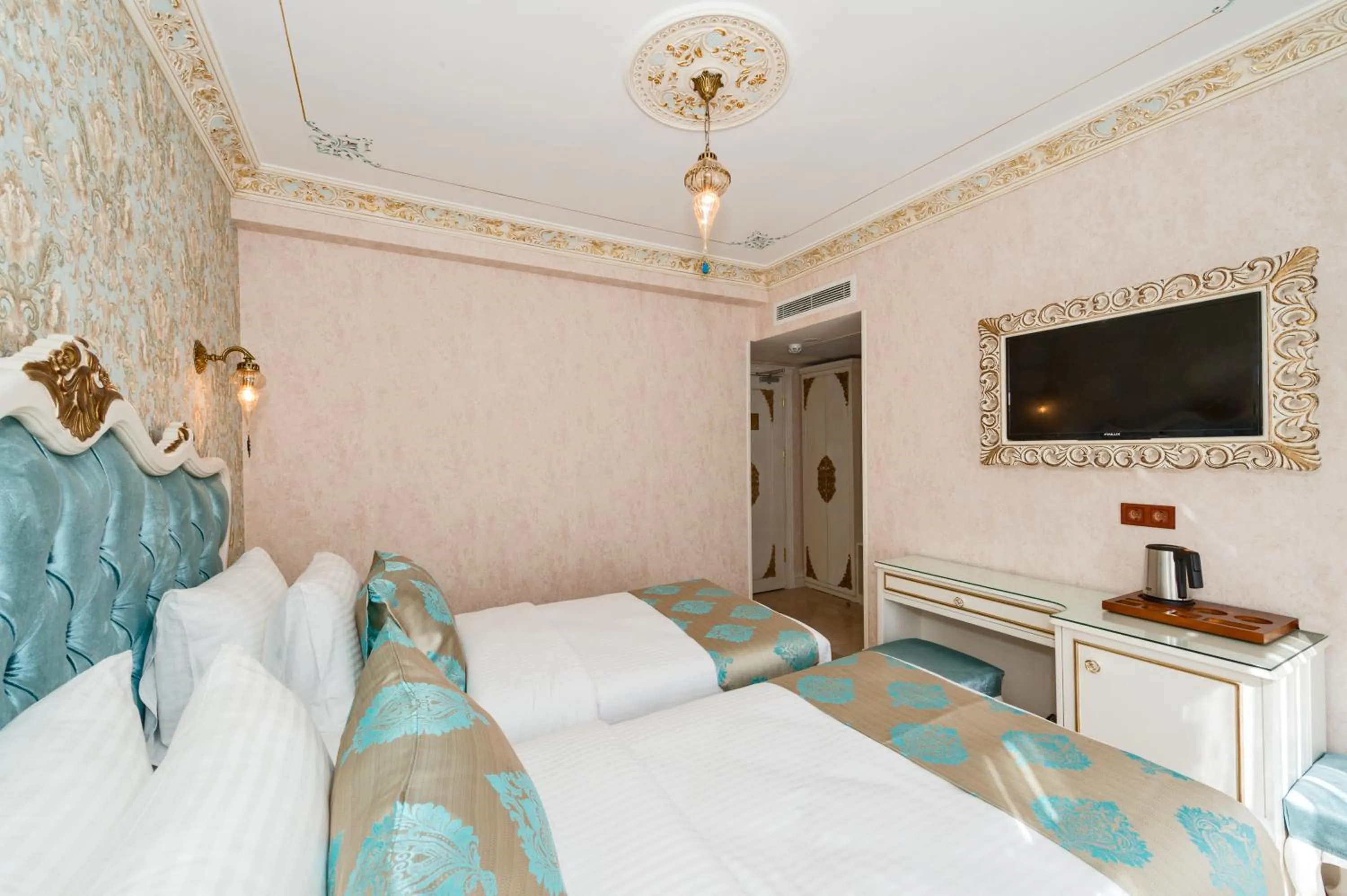 Staff, Bed in Hotel 1453