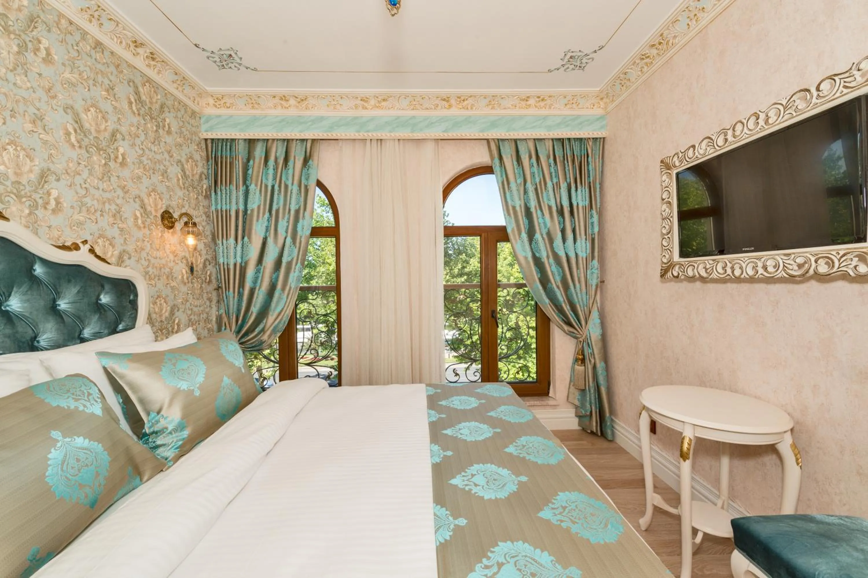 Summer, Bed in Hotel 1453