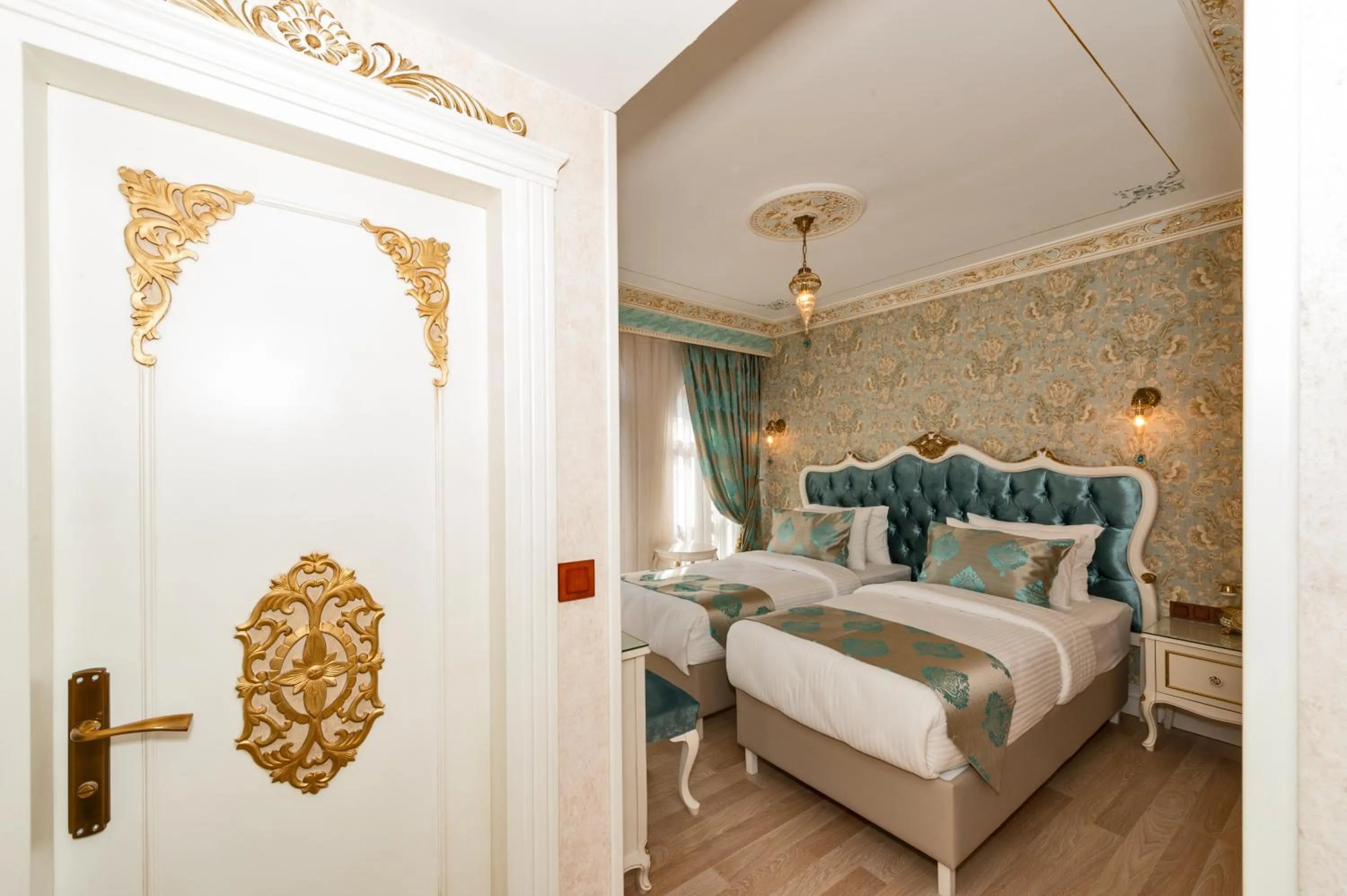 Summer, Bed in Hotel 1453