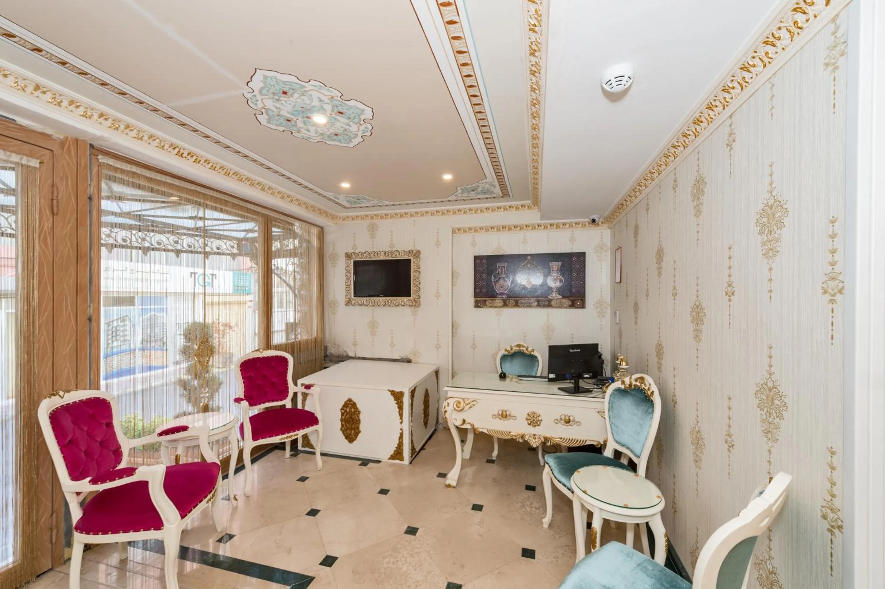 Summer in Hotel 1453