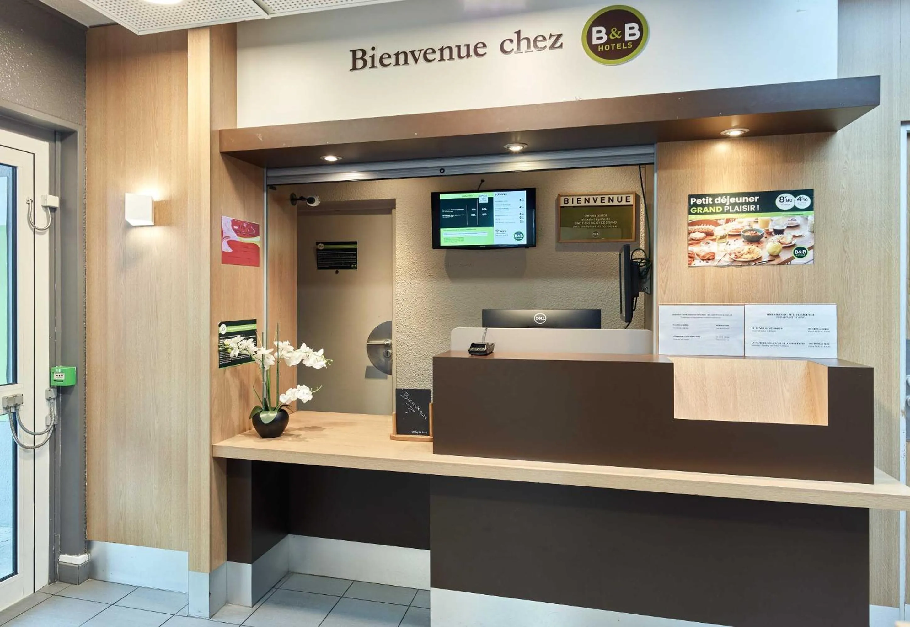 Lobby or reception in B&B HOTEL Noisy-le-Grand