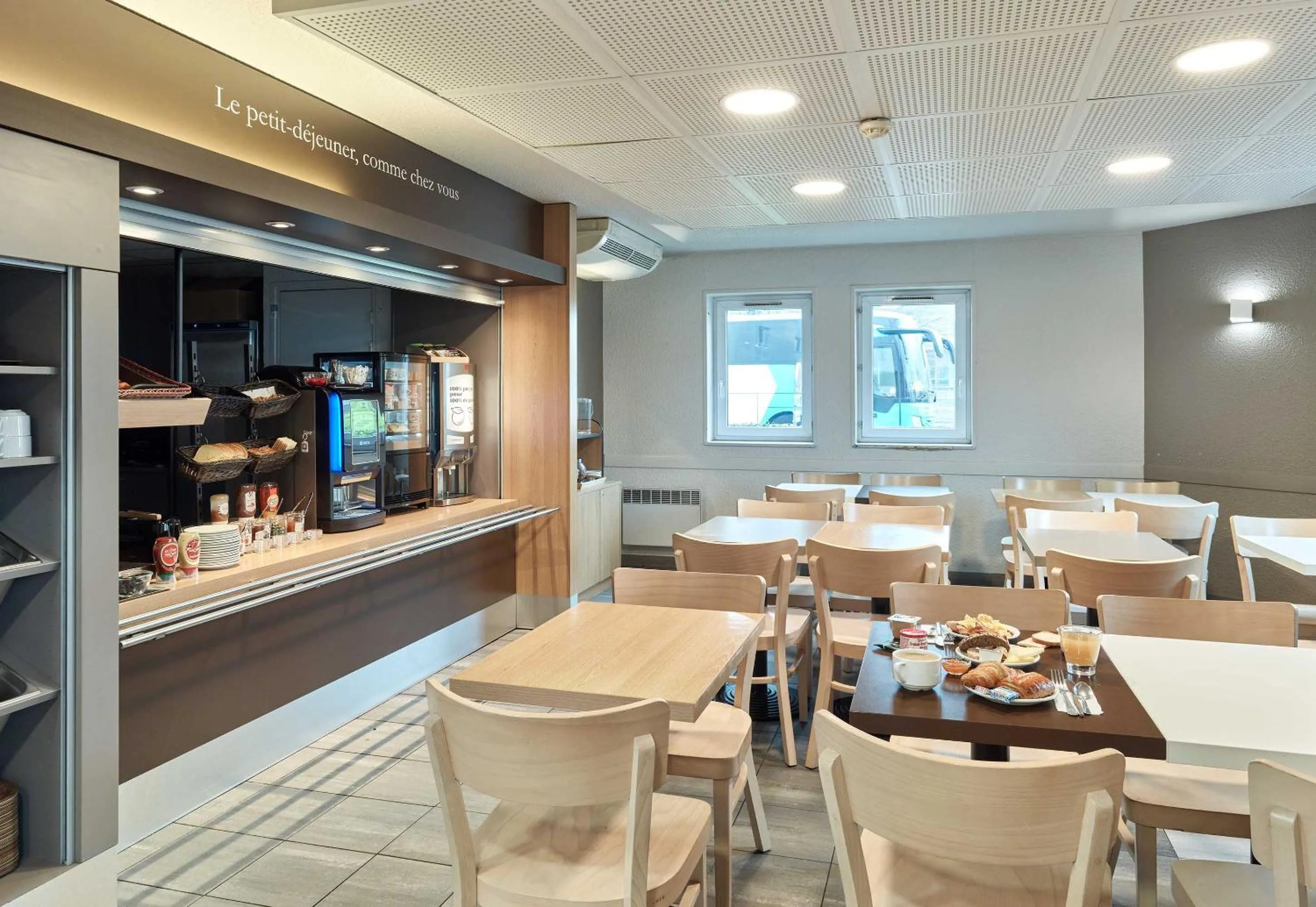 Restaurant/places to eat in B&B HOTEL Noisy-le-Grand