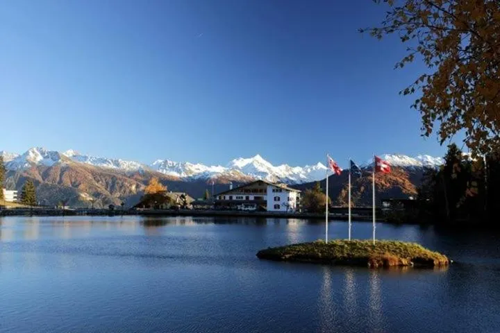 Facade/entrance in Hotel du Lac