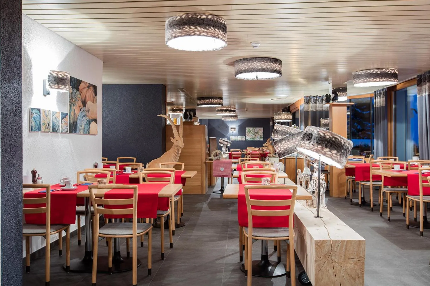 Restaurant/places to eat in Hotel du Lac