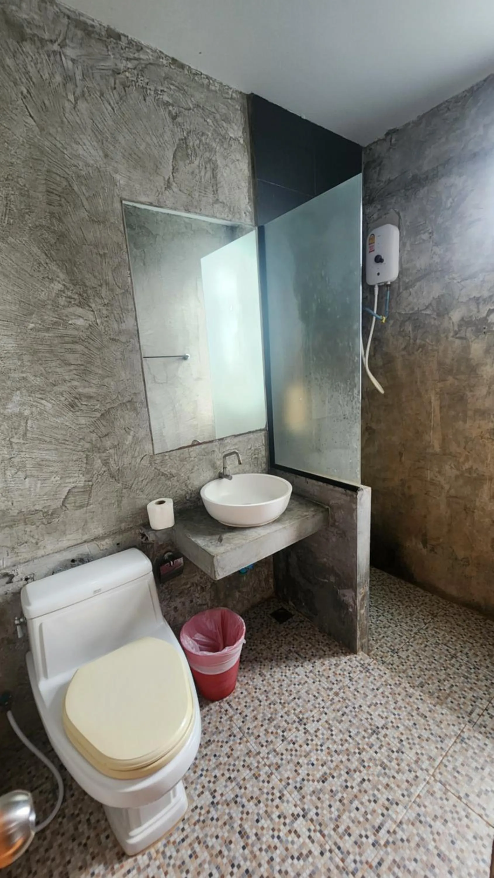 Shower in Us Hostel Samui