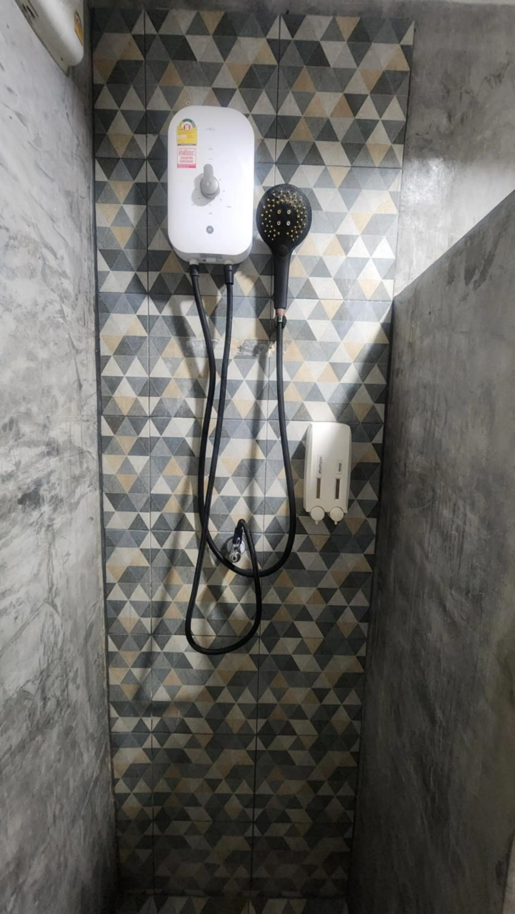 Shower in Us Hostel Samui