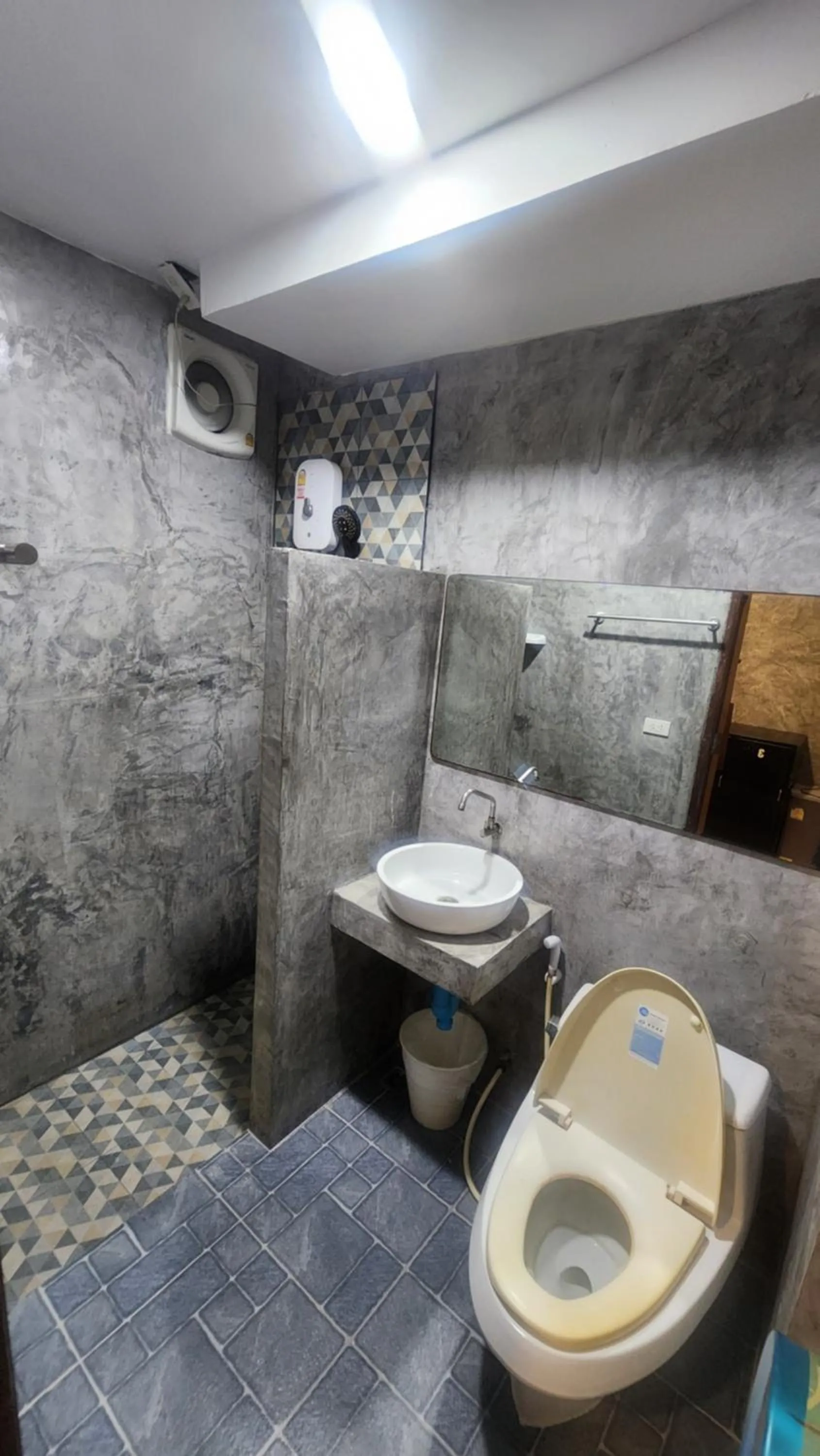 Shower in Us Hostel Samui