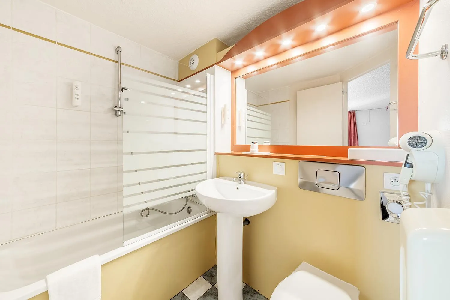 Shower in Comfort Hotel Montlucon