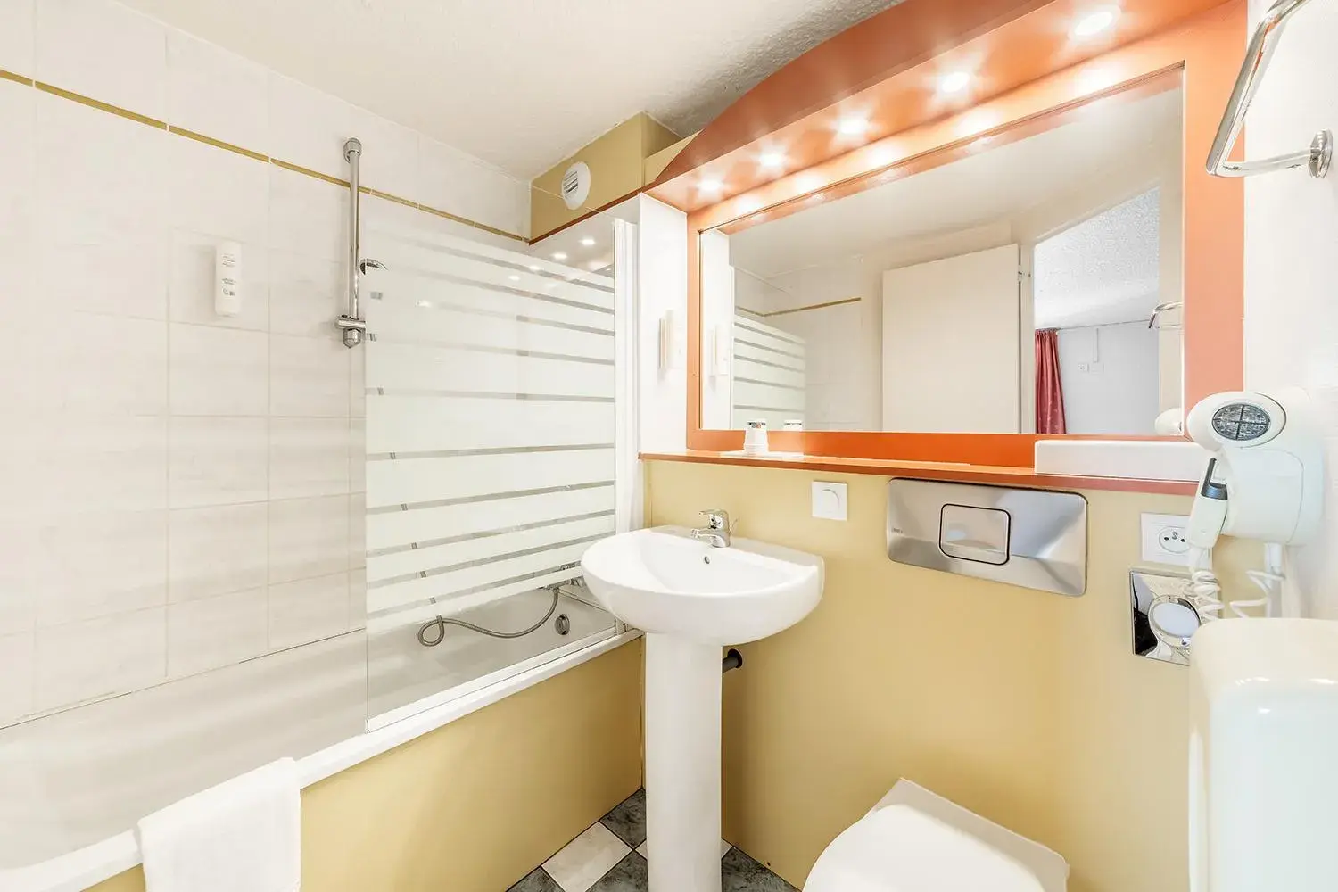 Family Room in Comfort Hotel Montlucon Family Room in Comfort Hotel Montlucon