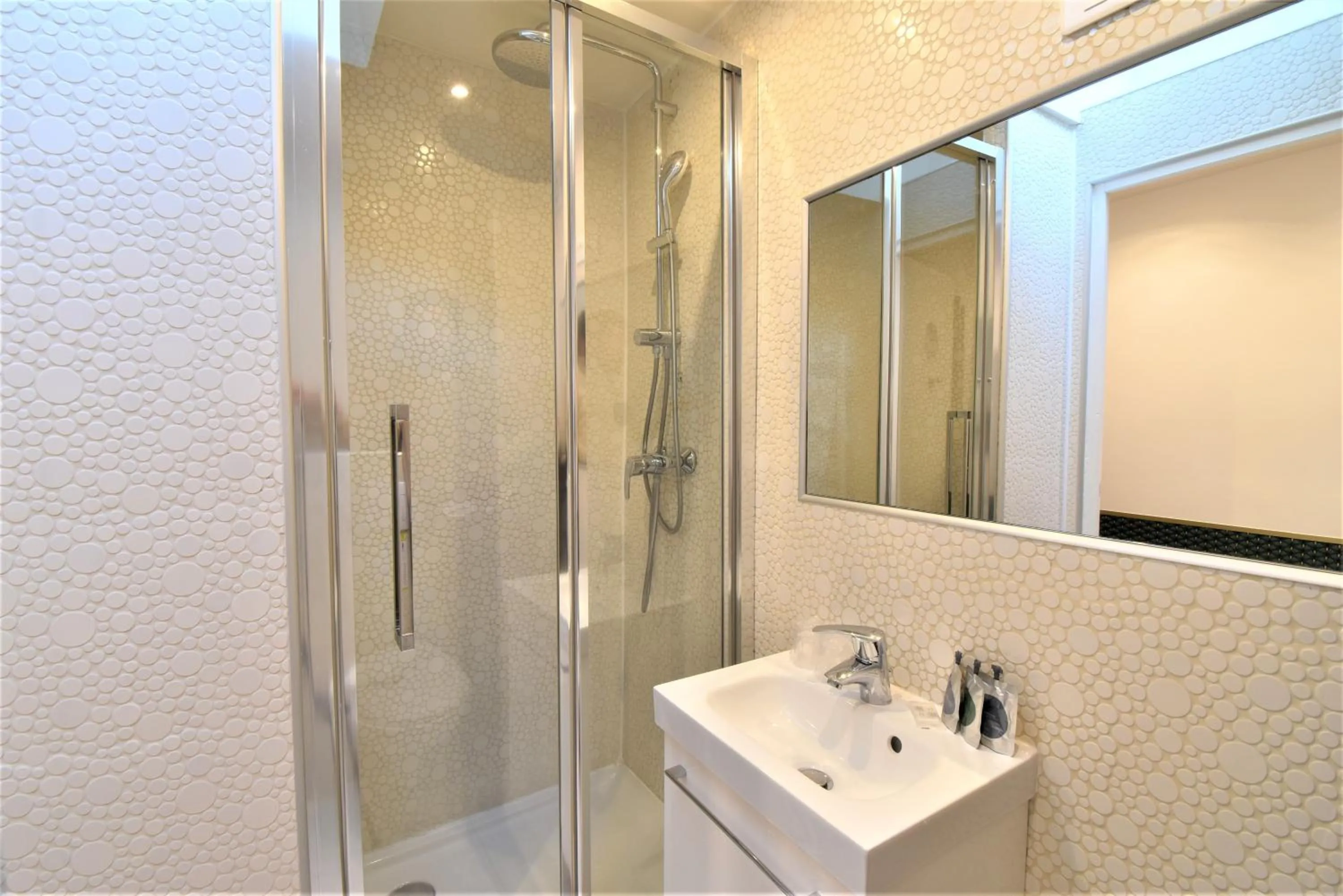 Bathroom in Hôtel Bonne Nouvelle