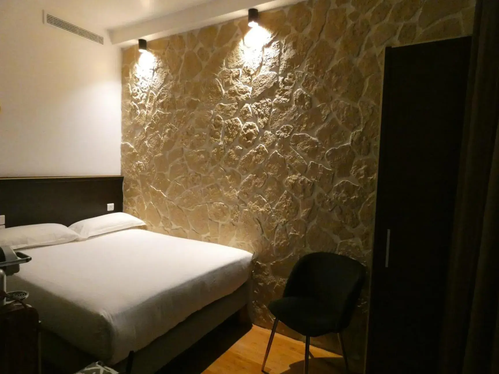 Small Double Room in Hôtel Bonne Nouvelle Small Double Room in Hôtel Bonne Nouvelle