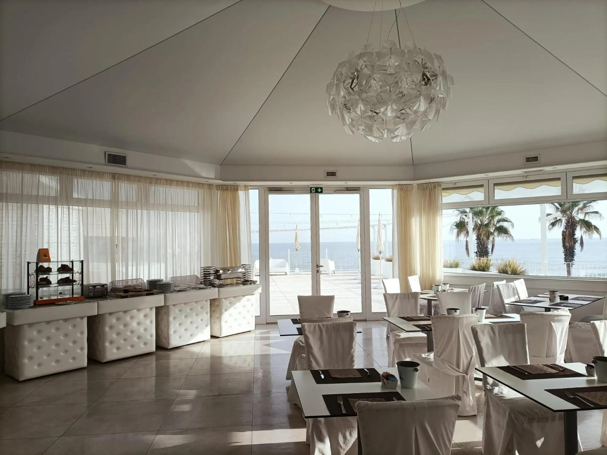 Restaurant/places to eat in Hotel Lafayette