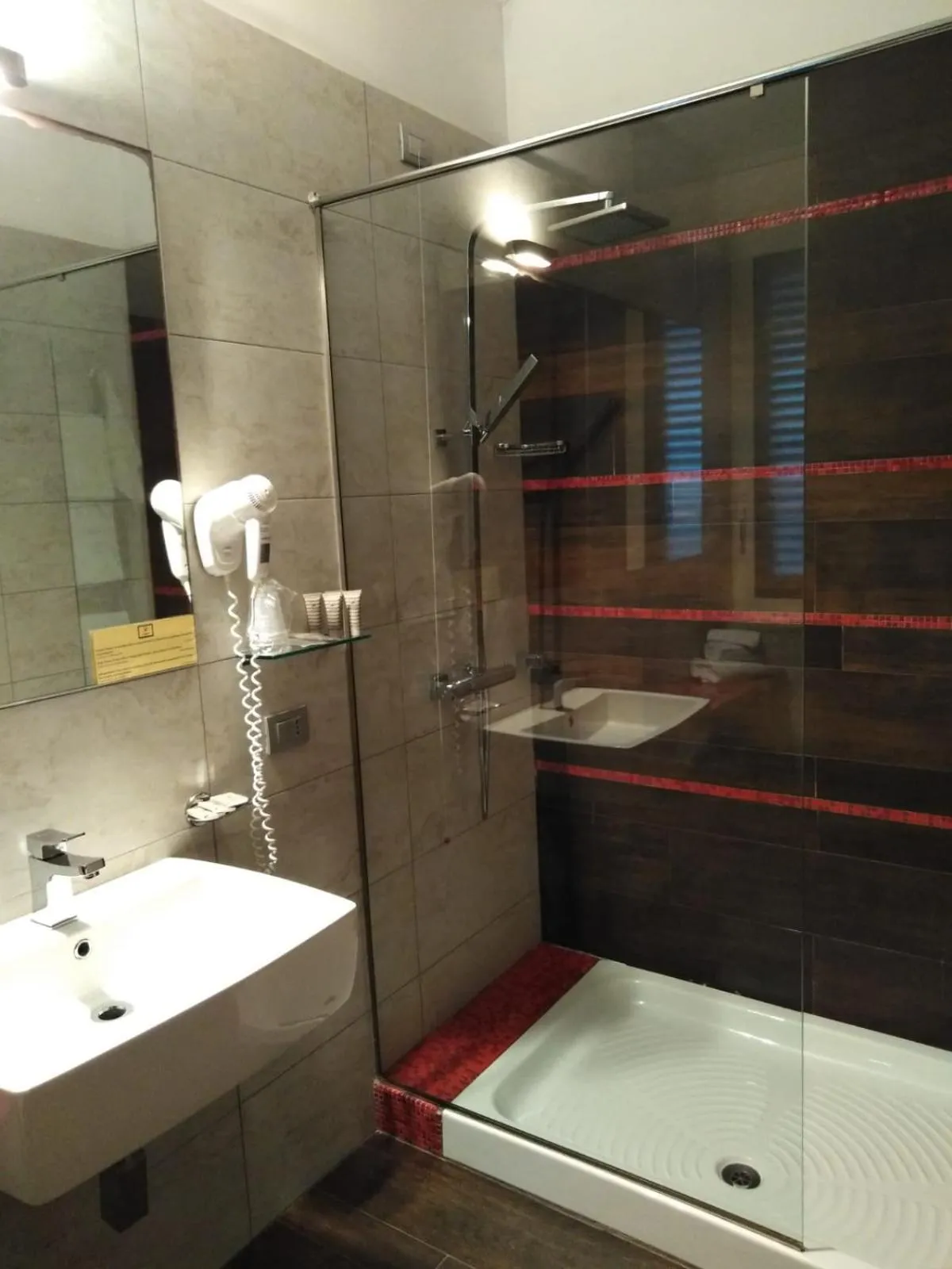 Shower in Hotel Lafayette