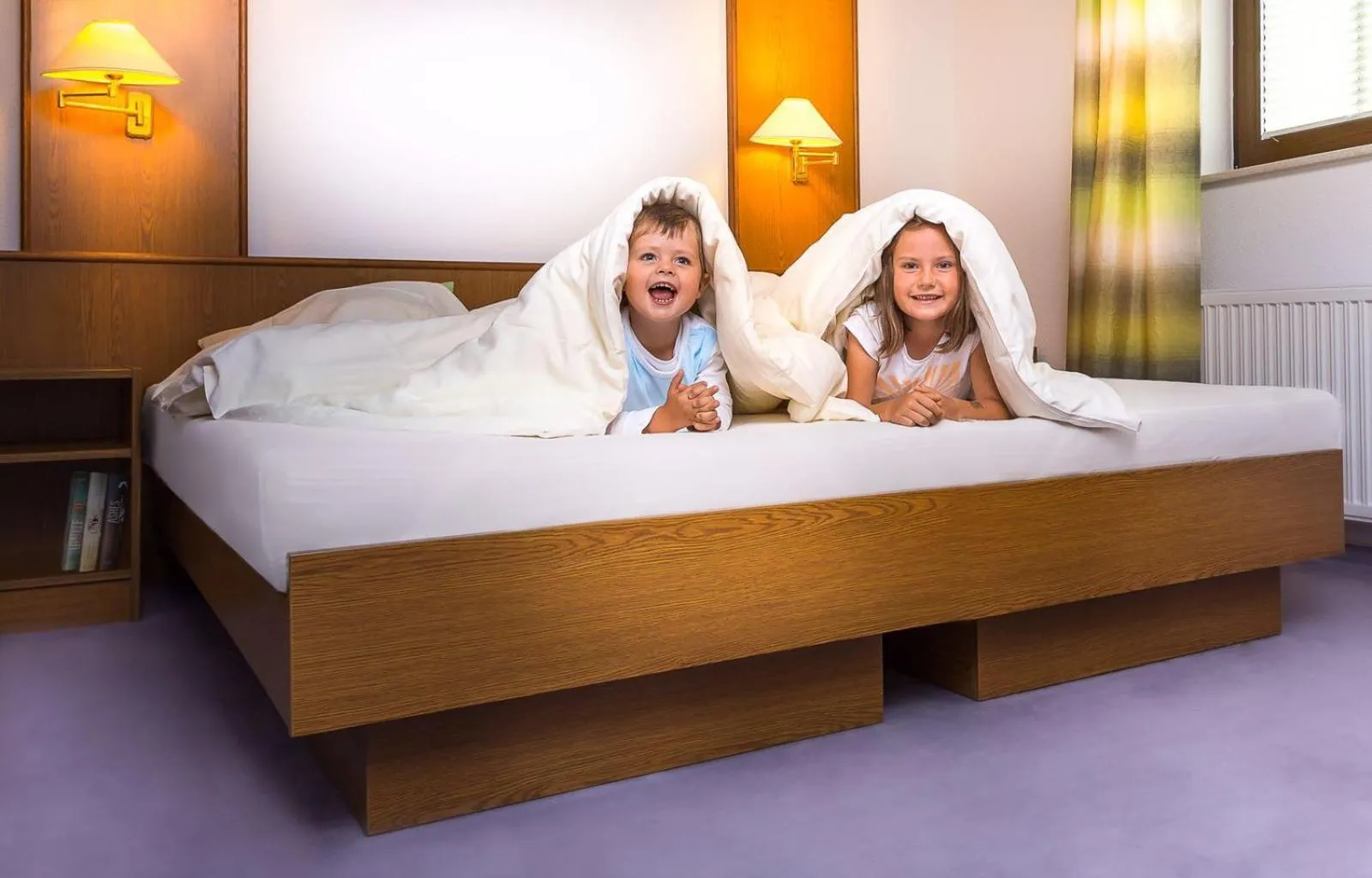 young children, Bed in Hotel Am Markt