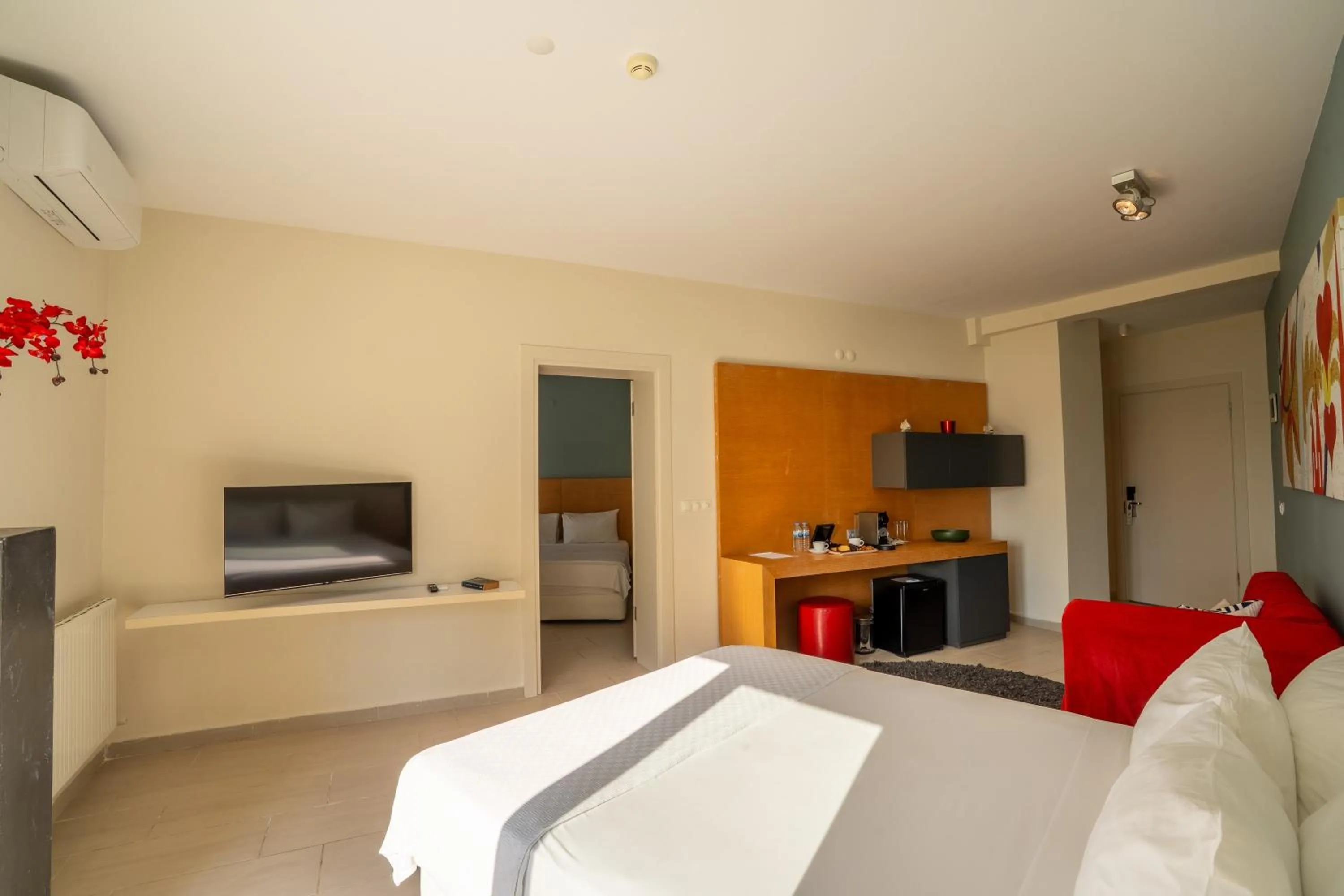 Communal lounge/ TV room, Bed in Med-Inn Hotel