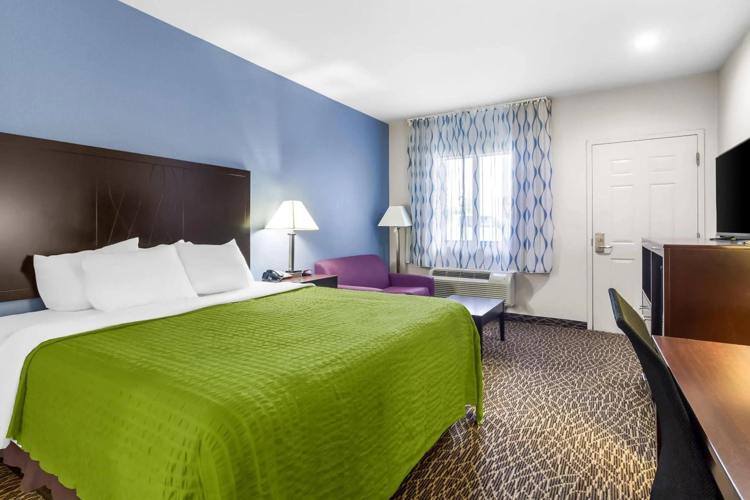 Bedroom, Bed in Econo Lodge