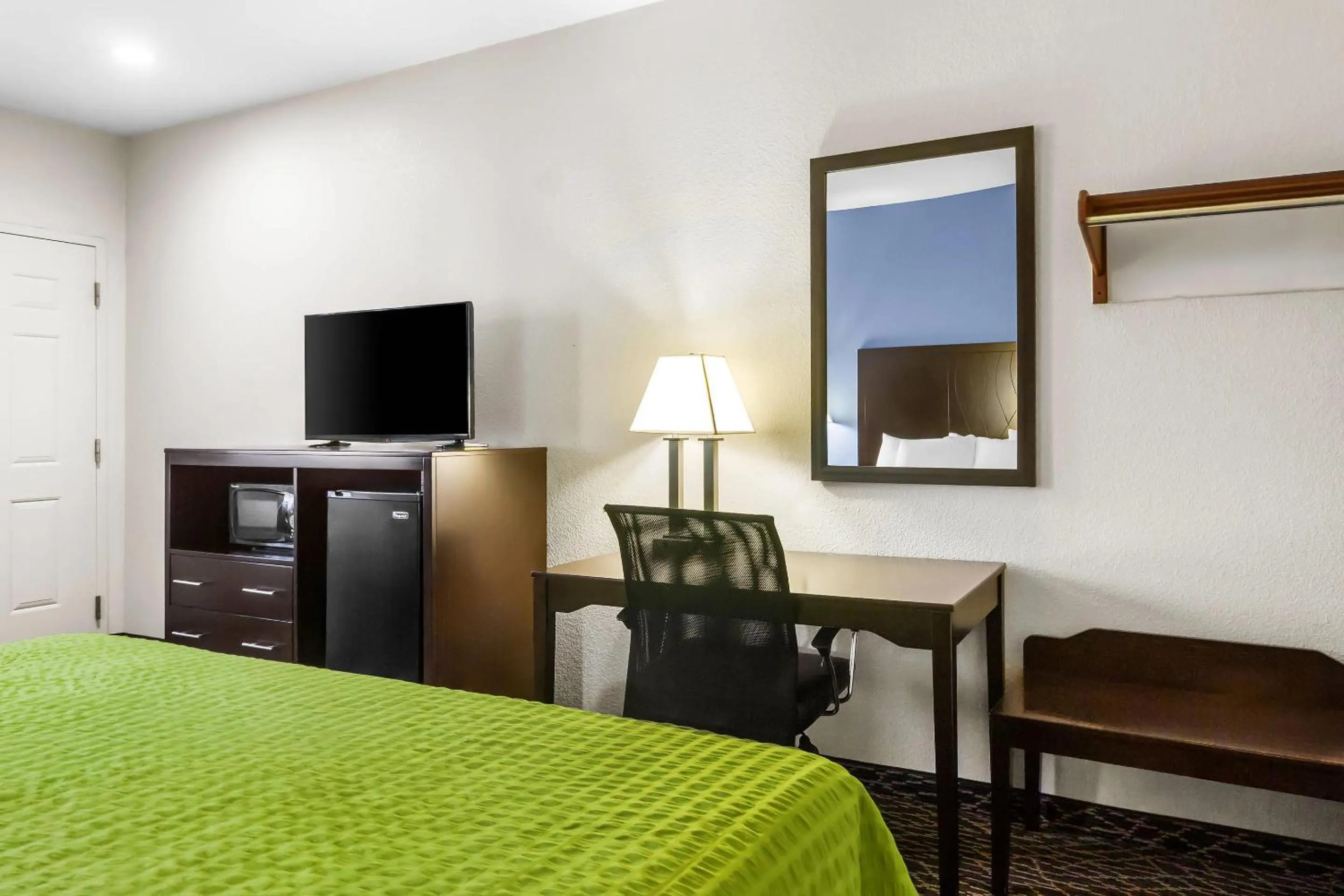 Bedroom, Bed in Econo Lodge