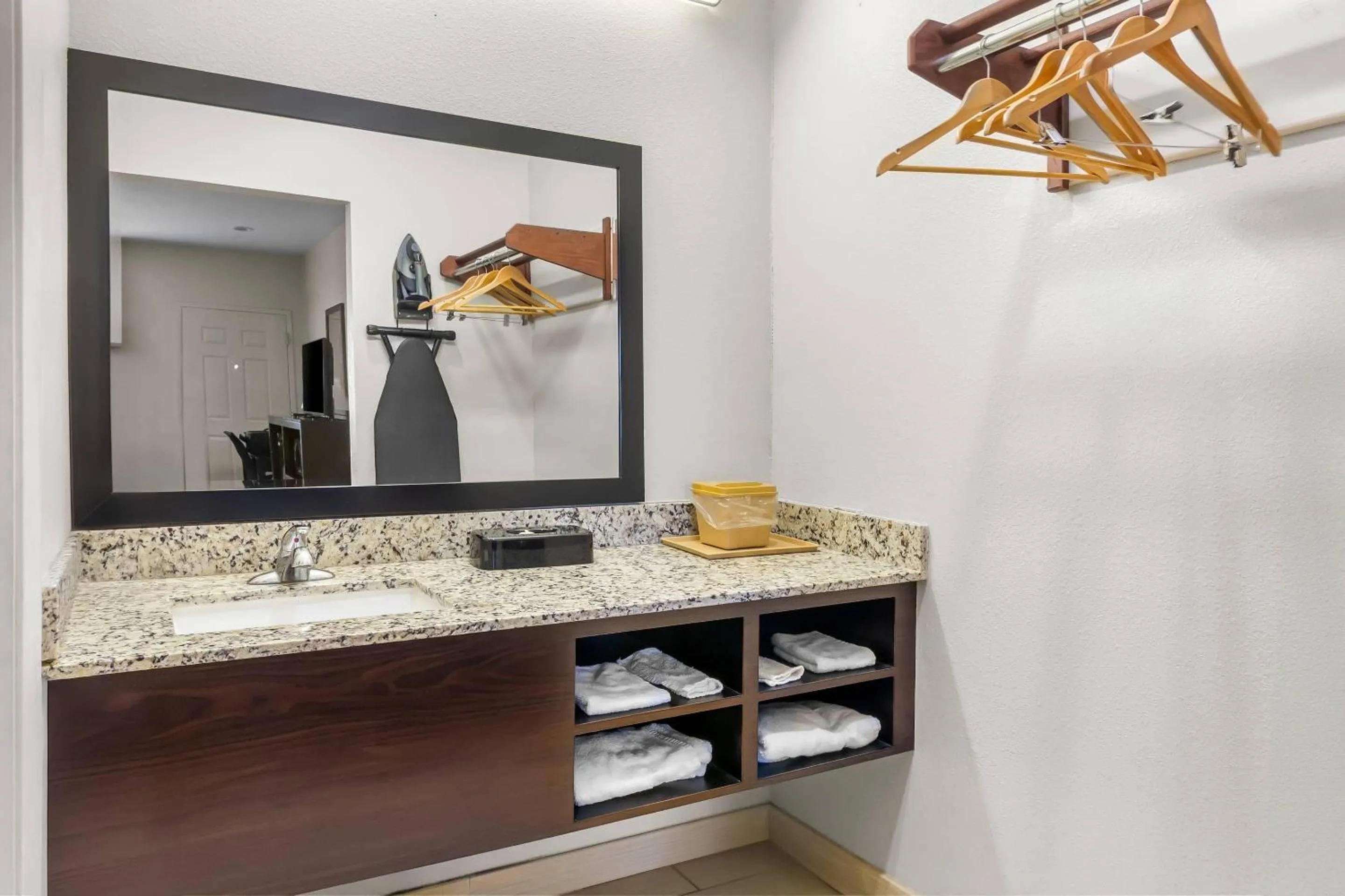 Bedroom in Econo Lodge