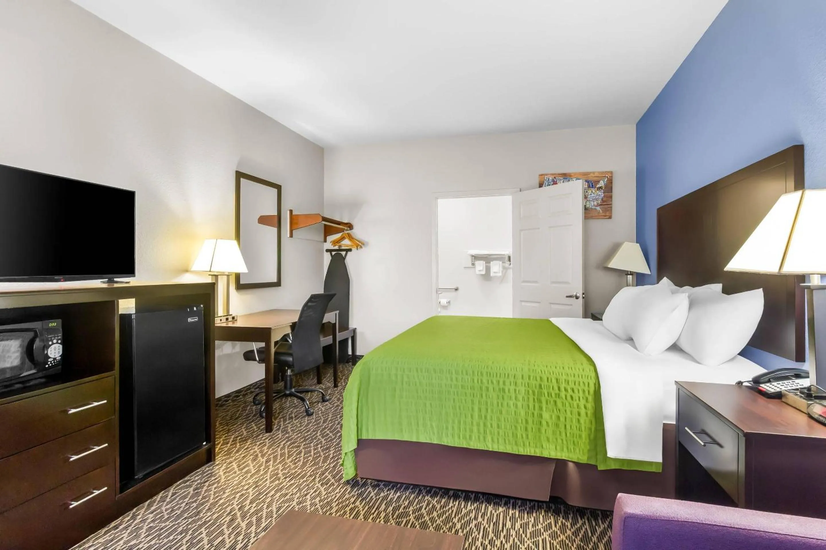 Bedroom, Bed in Econo Lodge