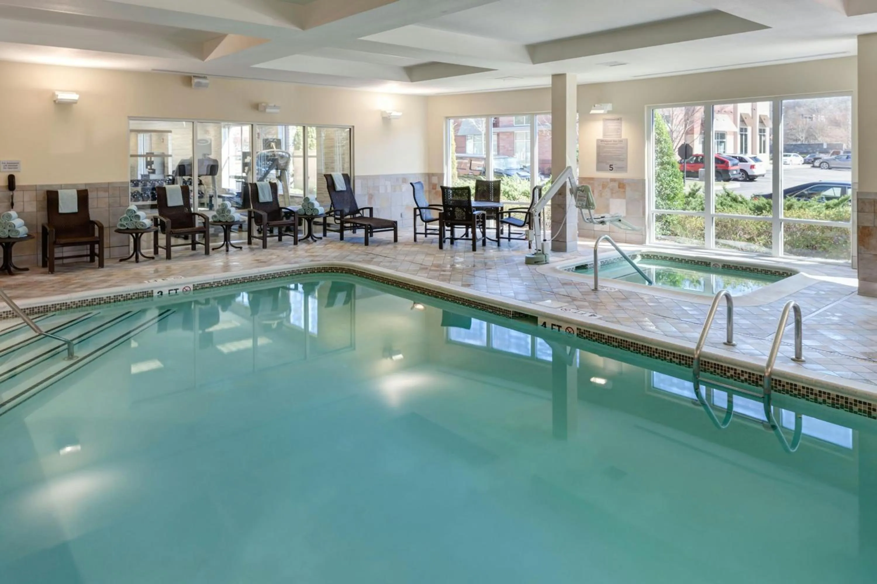 Swimming pool in Courtyard by Marriott Franklin Cool Springs