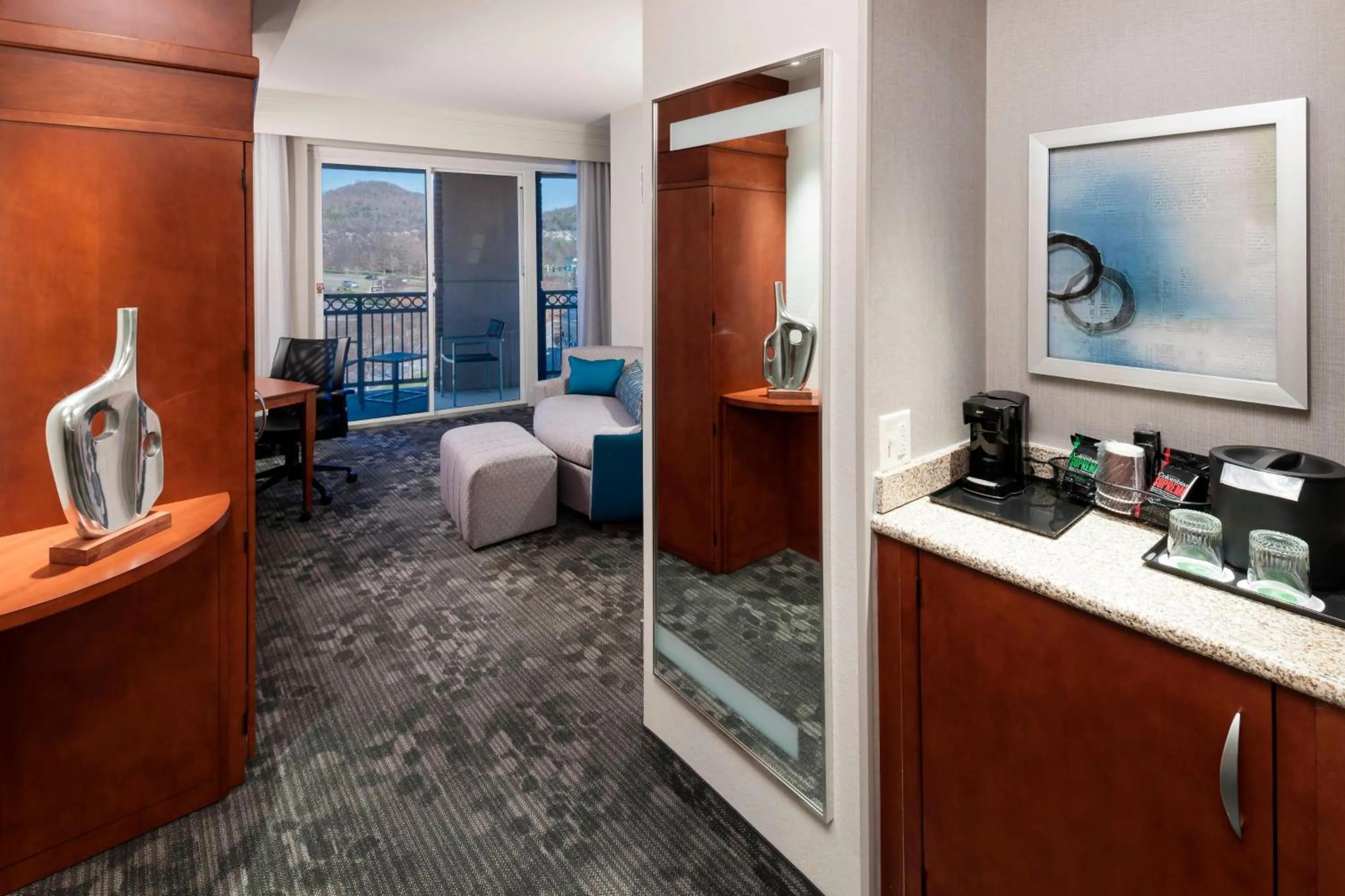 Photo of the whole room, Bed in Courtyard by Marriott Franklin Cool Springs