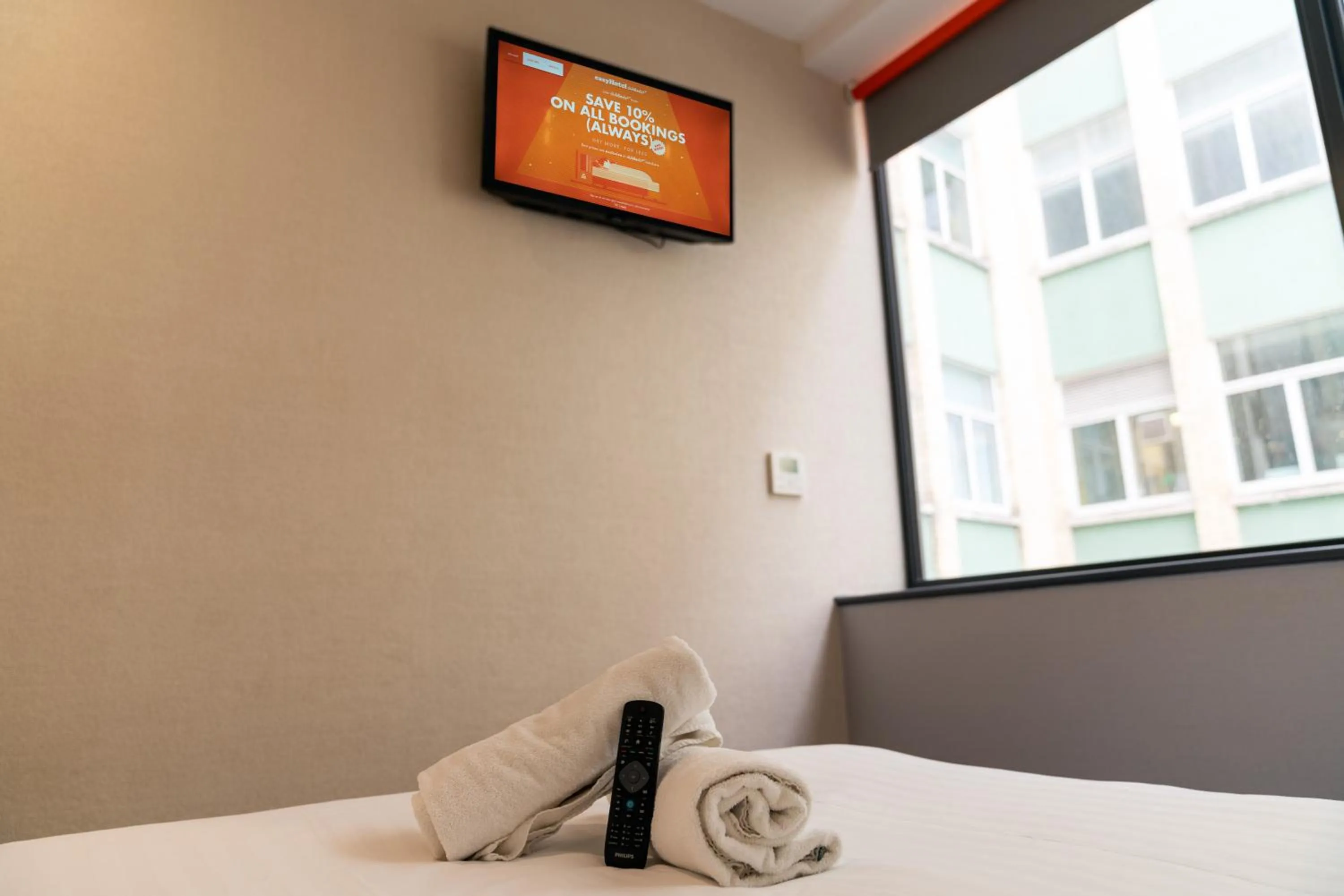Bedroom, Bed in easyHotel Liverpool