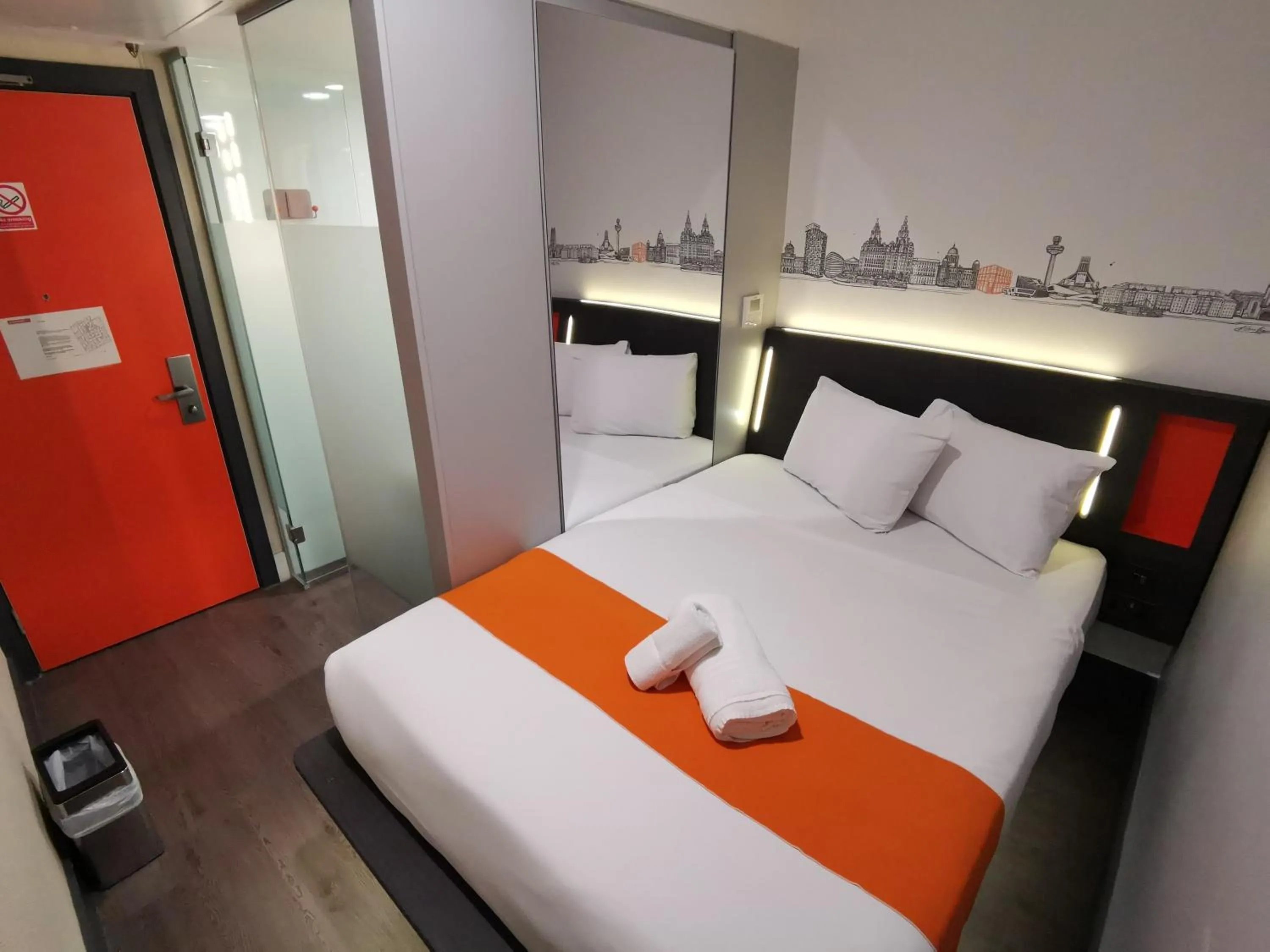 Bedroom, Bed in easyHotel Liverpool